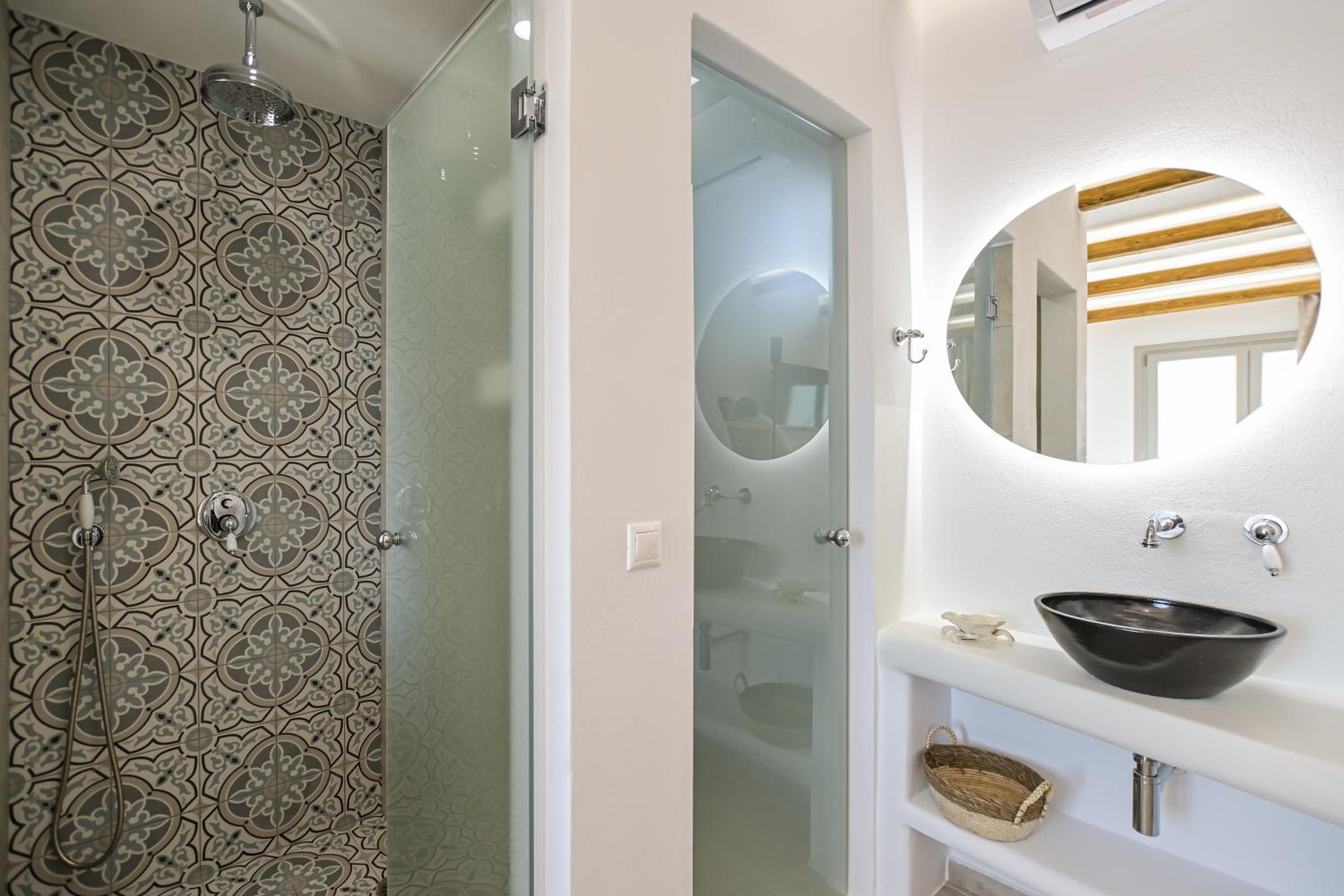 Deluxe Suite with Sea View - Photo 25