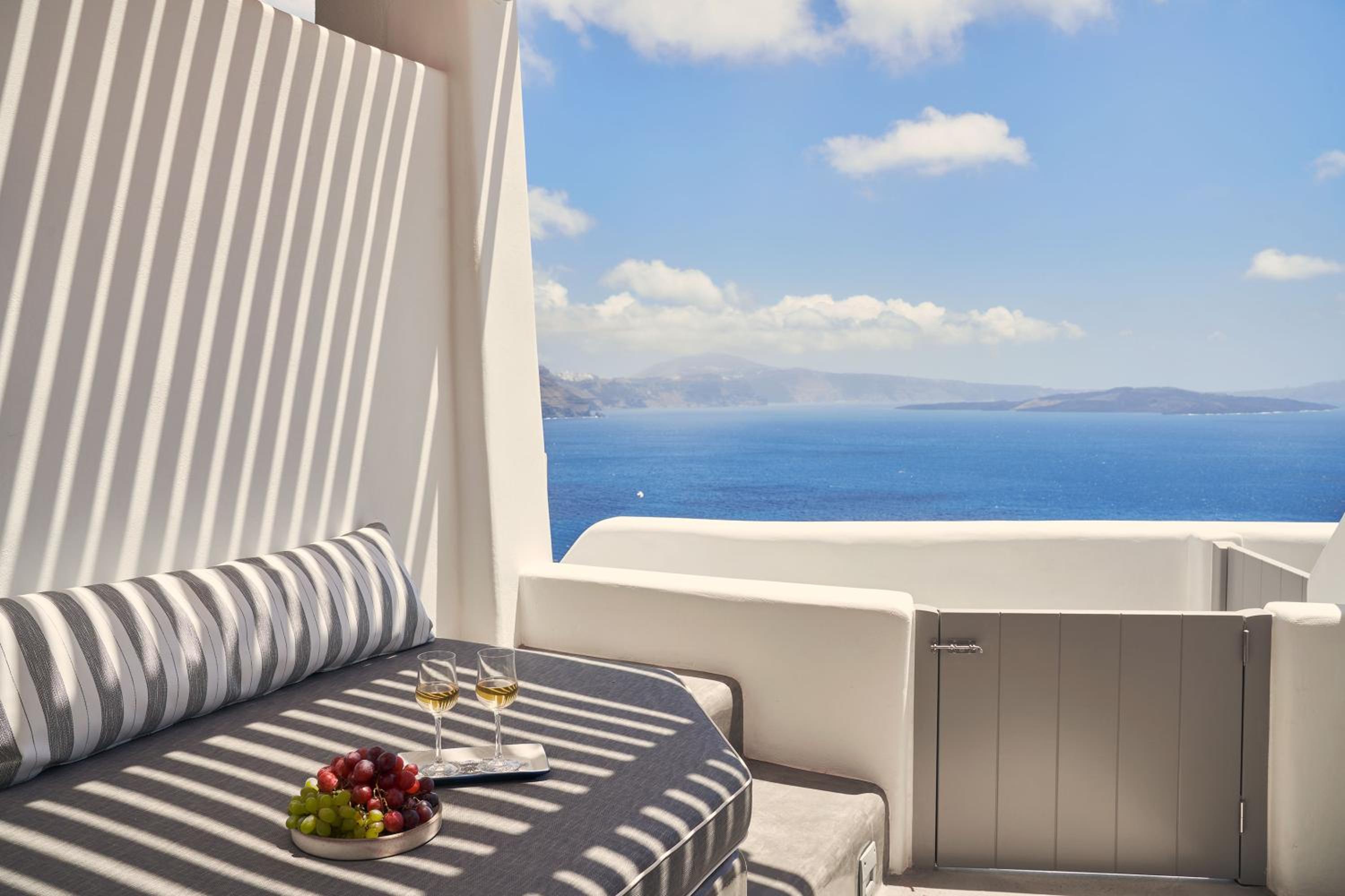 Junior Suite with Caldera View and Outdoor heated Mini Plunge Pool - Photo 2