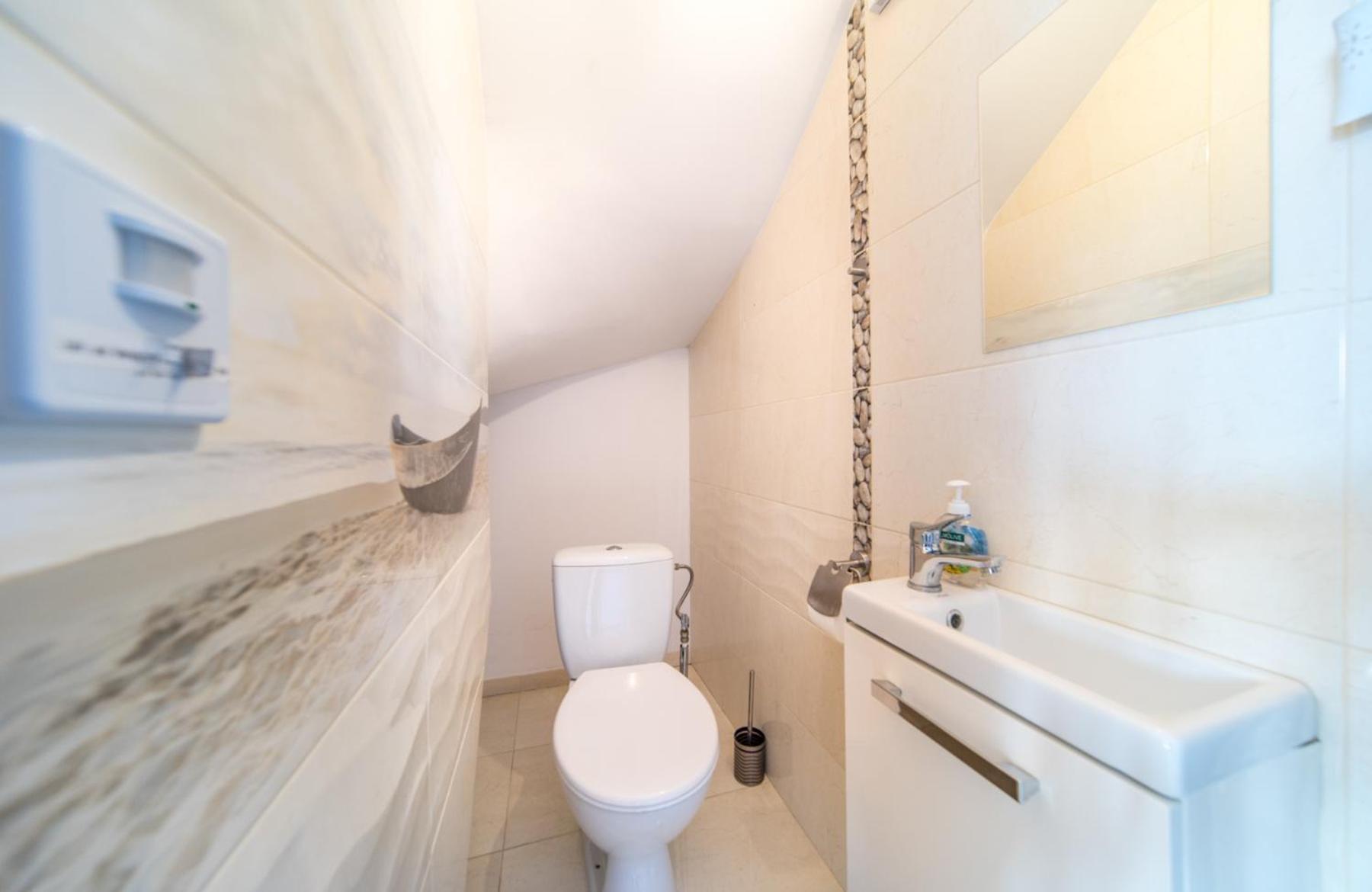 Five-Bedroom House - Photo 27