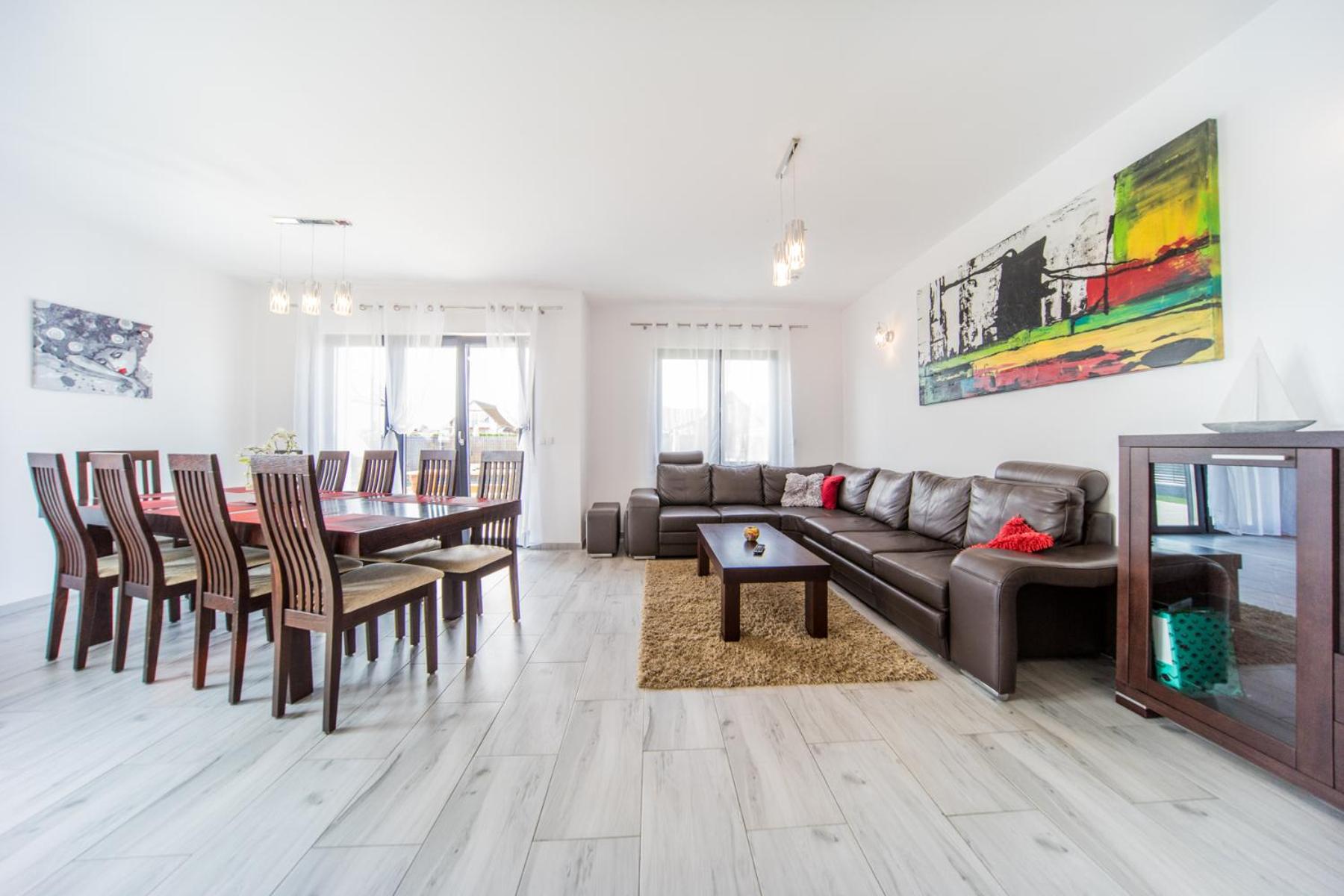 Five-Bedroom House - Photo 28