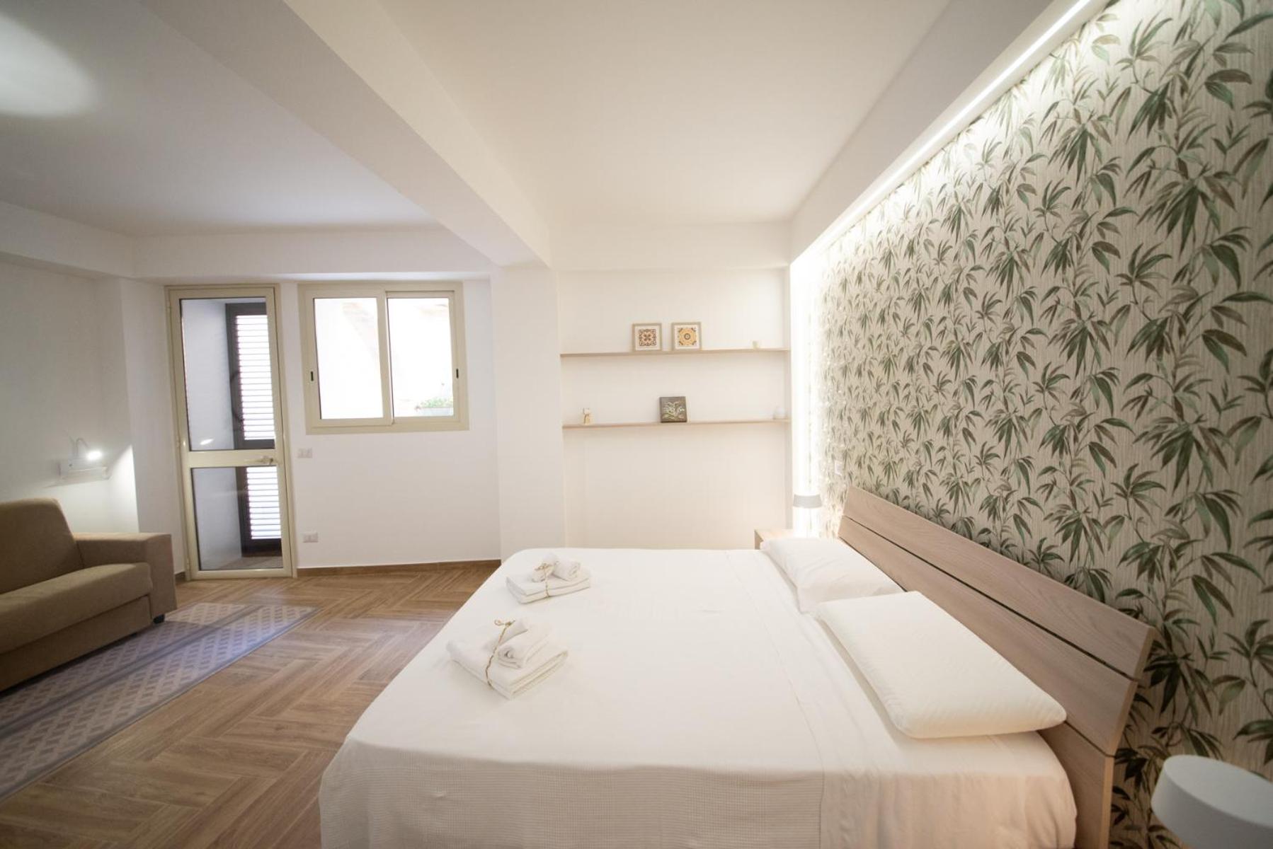 Deluxe Double Room with Shower - Photo 7