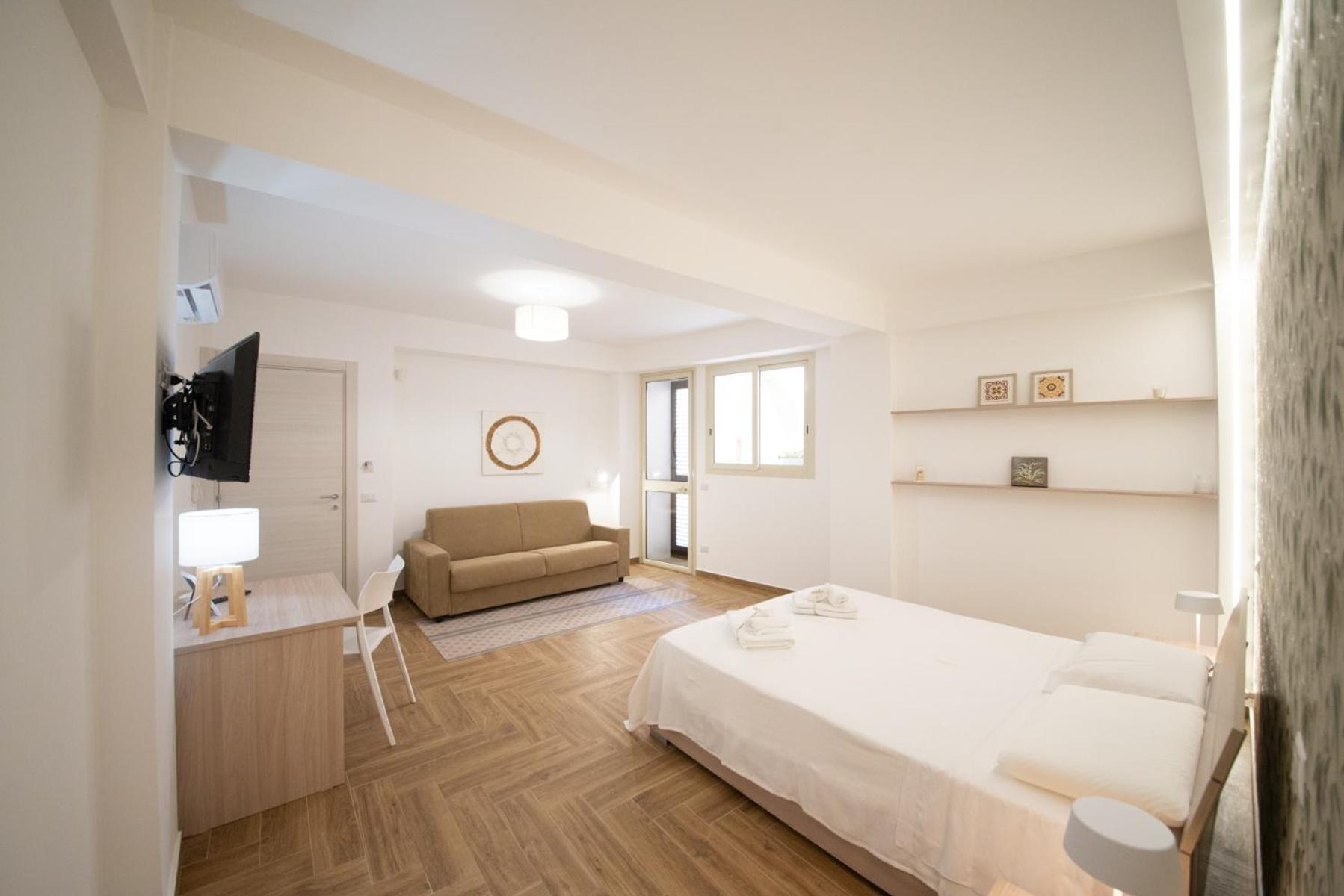 Deluxe Double Room with Shower - Photo 14