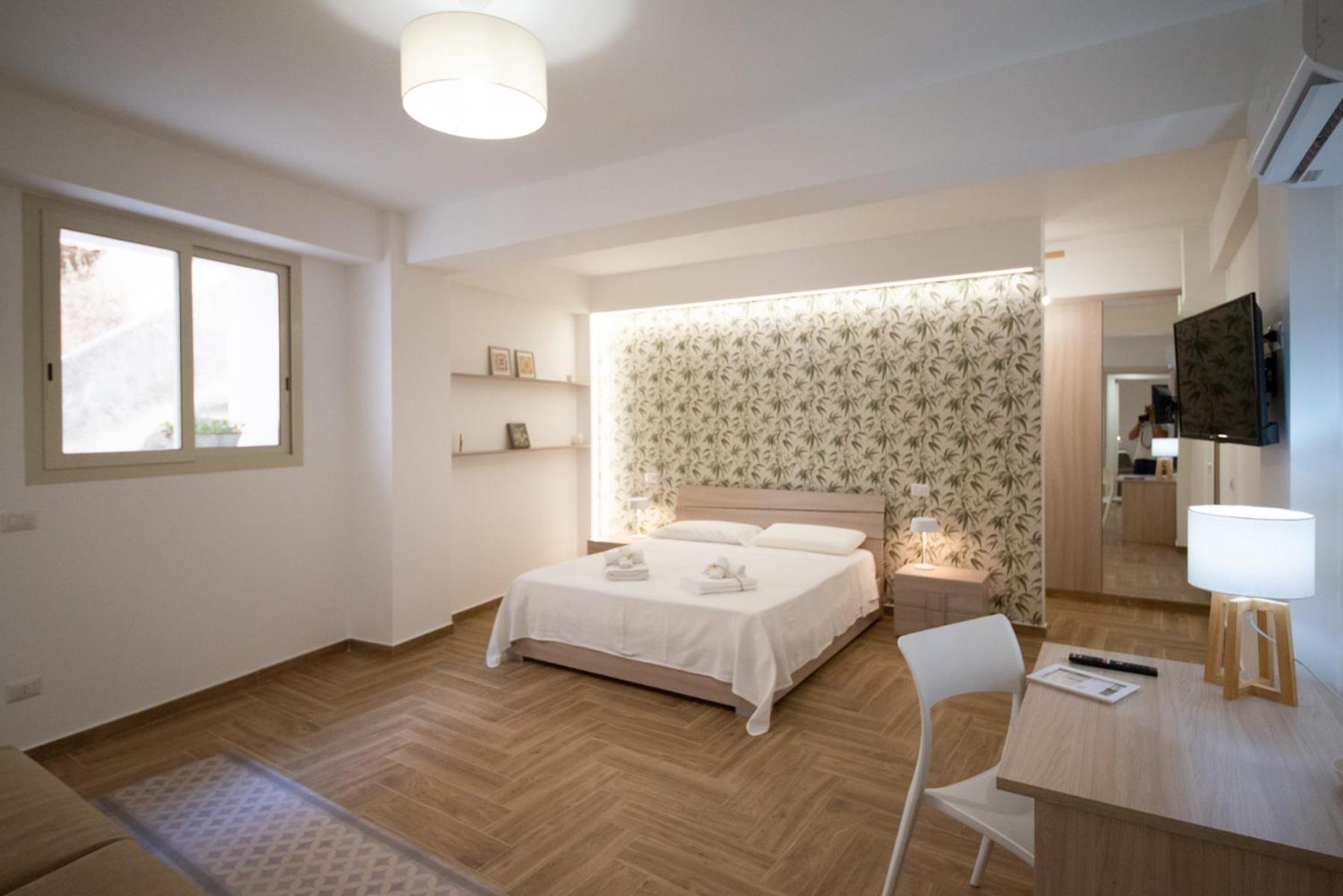 Deluxe Double Room with Shower - Photo 4