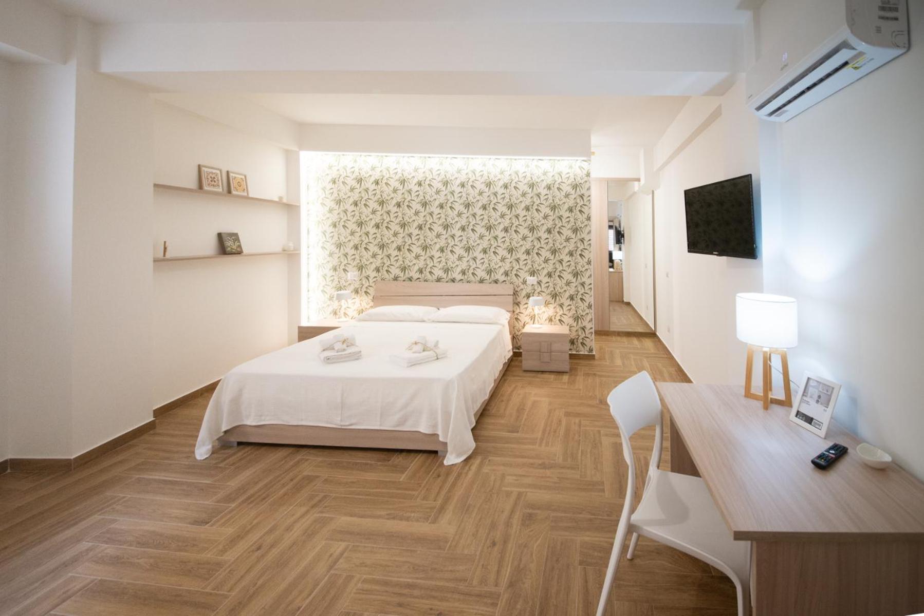 Deluxe Double Room with Shower - Photo 10