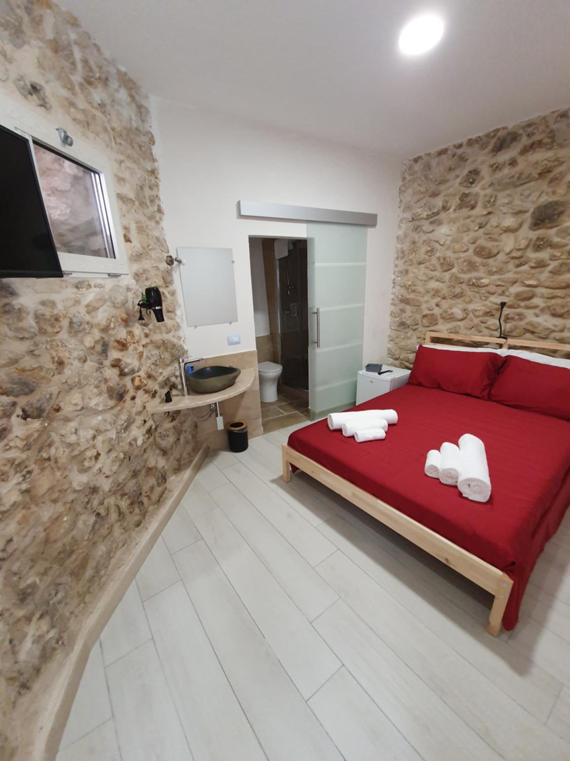 Small Double Room - Photo 1