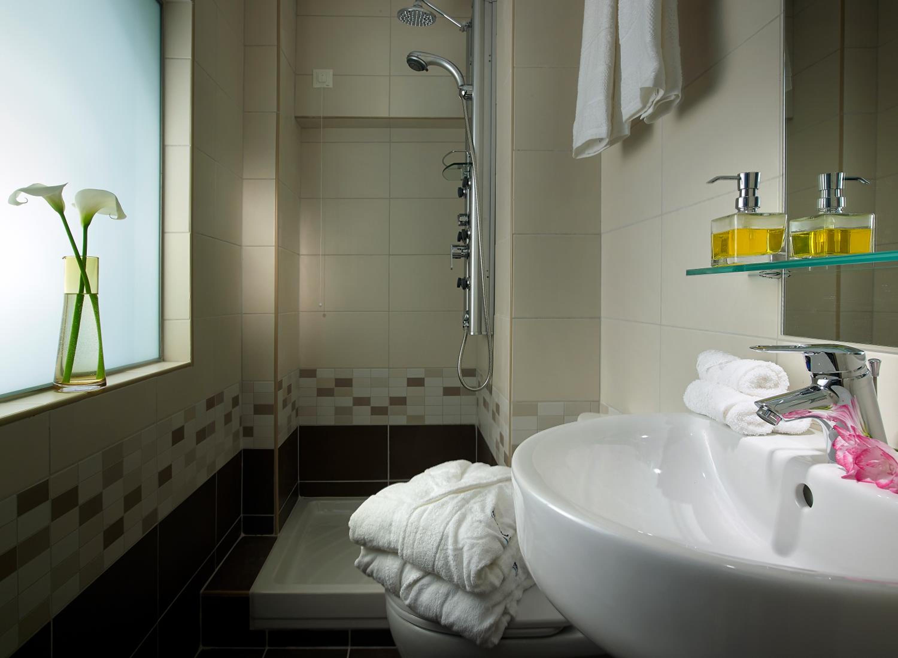 Double or Twin Room with Side Sea View photo 1