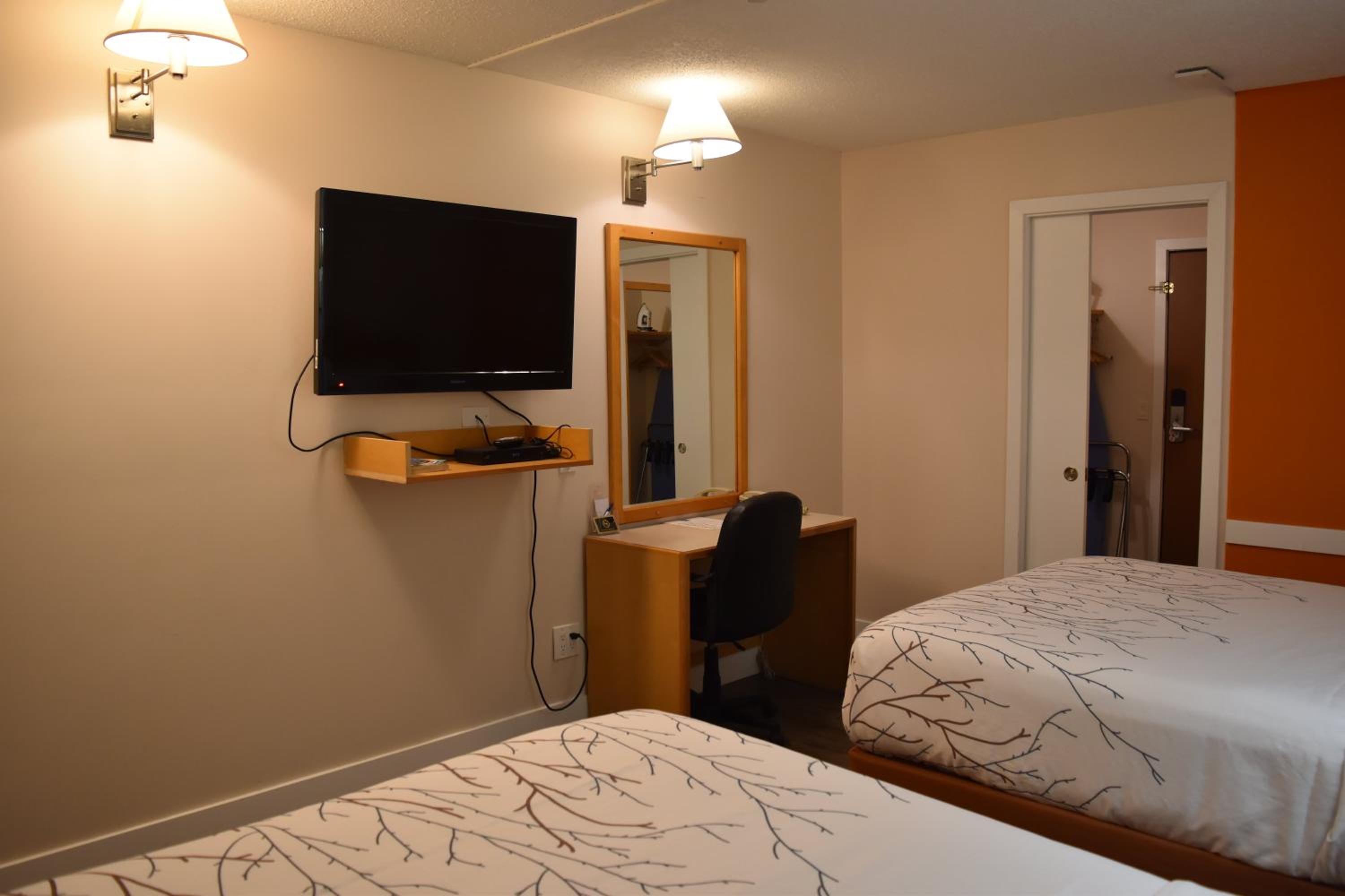 Queen Room with Two Queen Beds - Photo 3