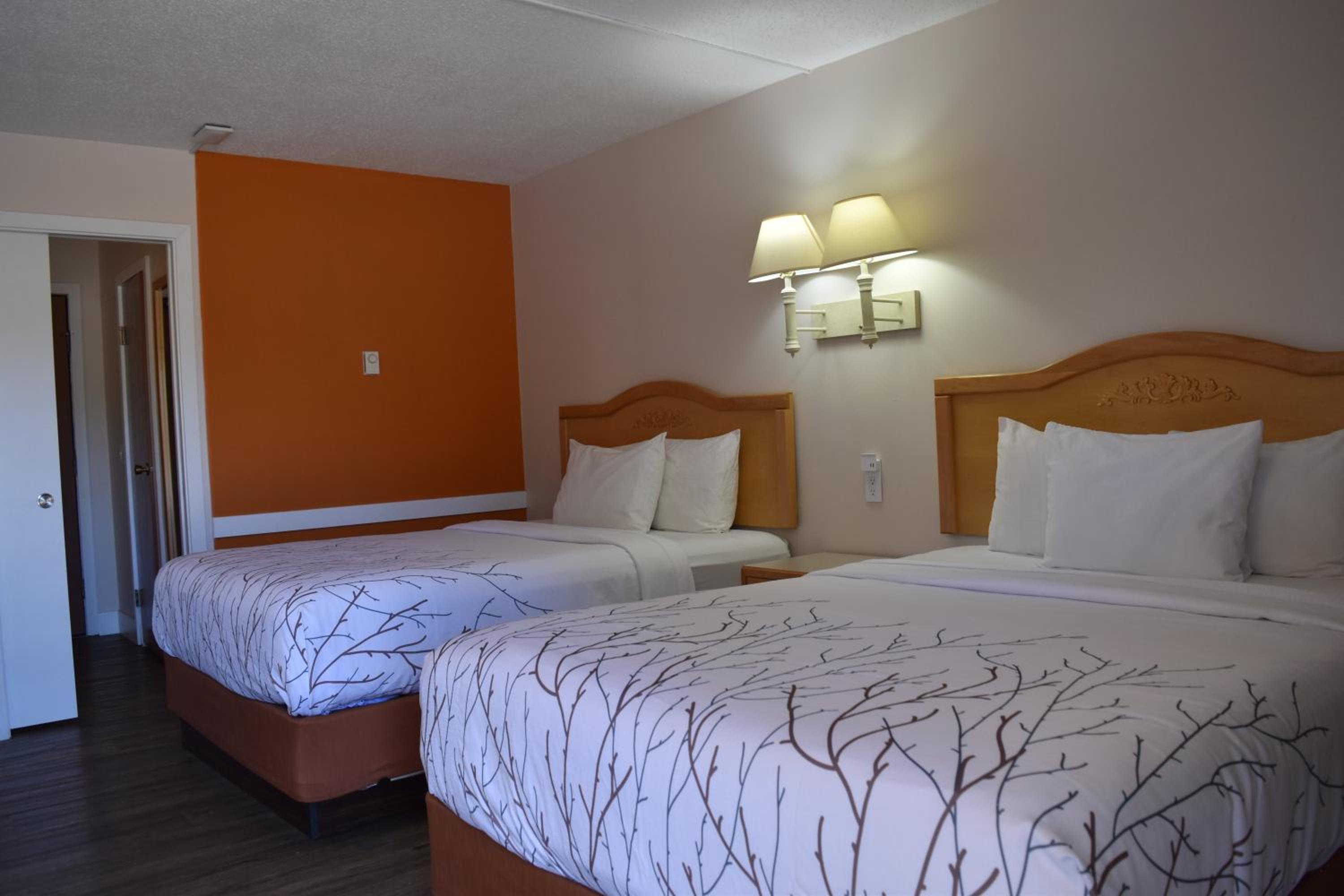 Queen Room with Two Queen Beds - Photo 2
