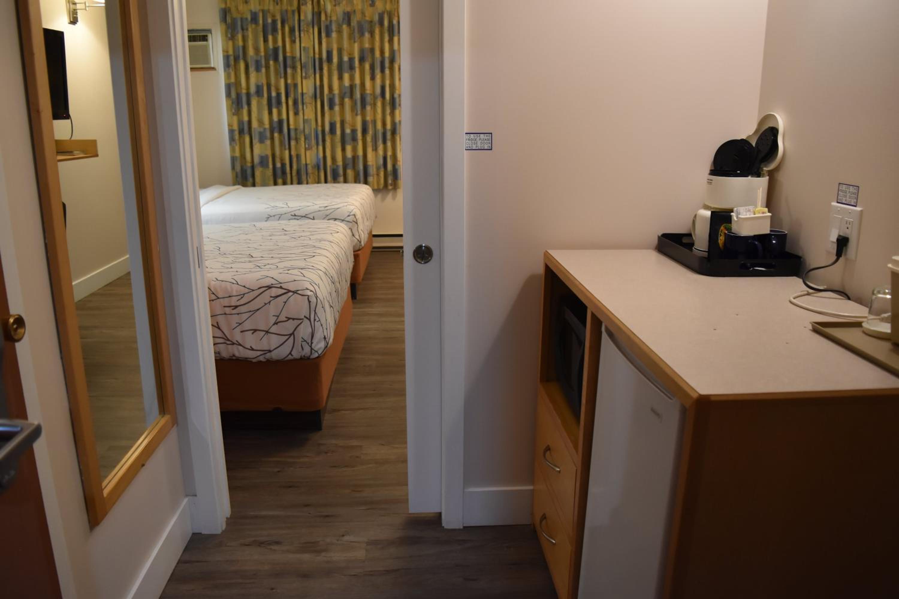 Queen Room with Two Queen Beds - Photo 4