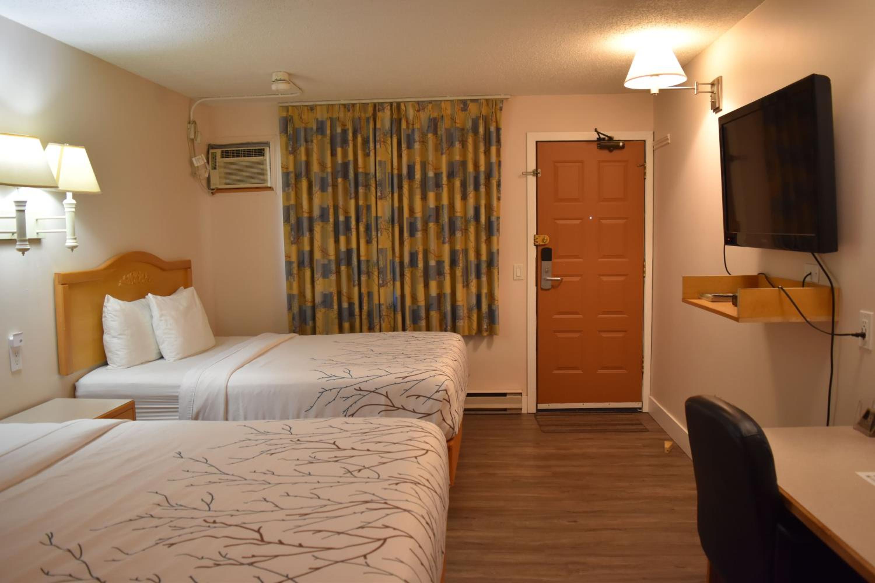 Queen Room with Two Queen Beds - Photo 5