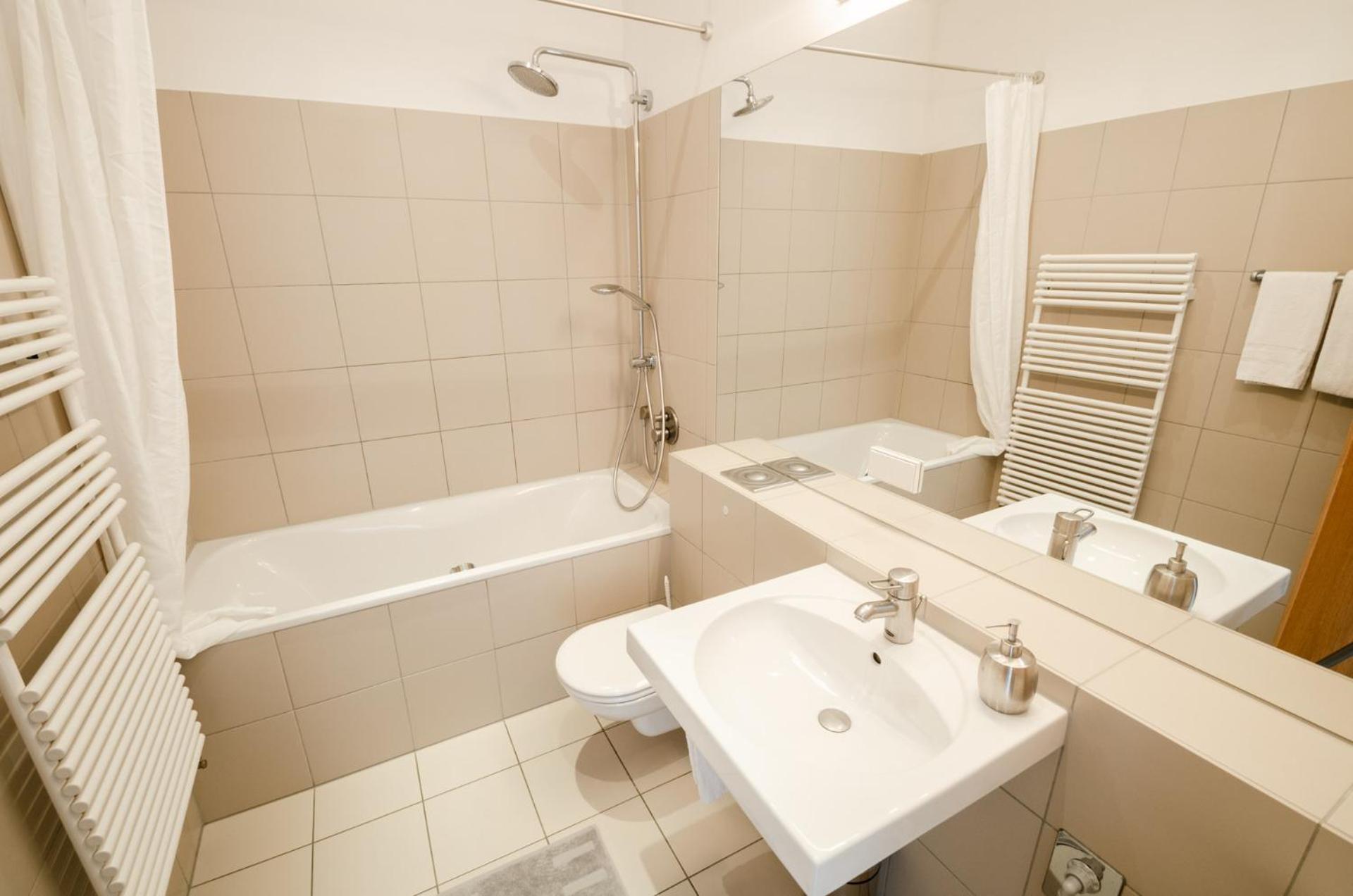 Apartment with Balcony photo 3