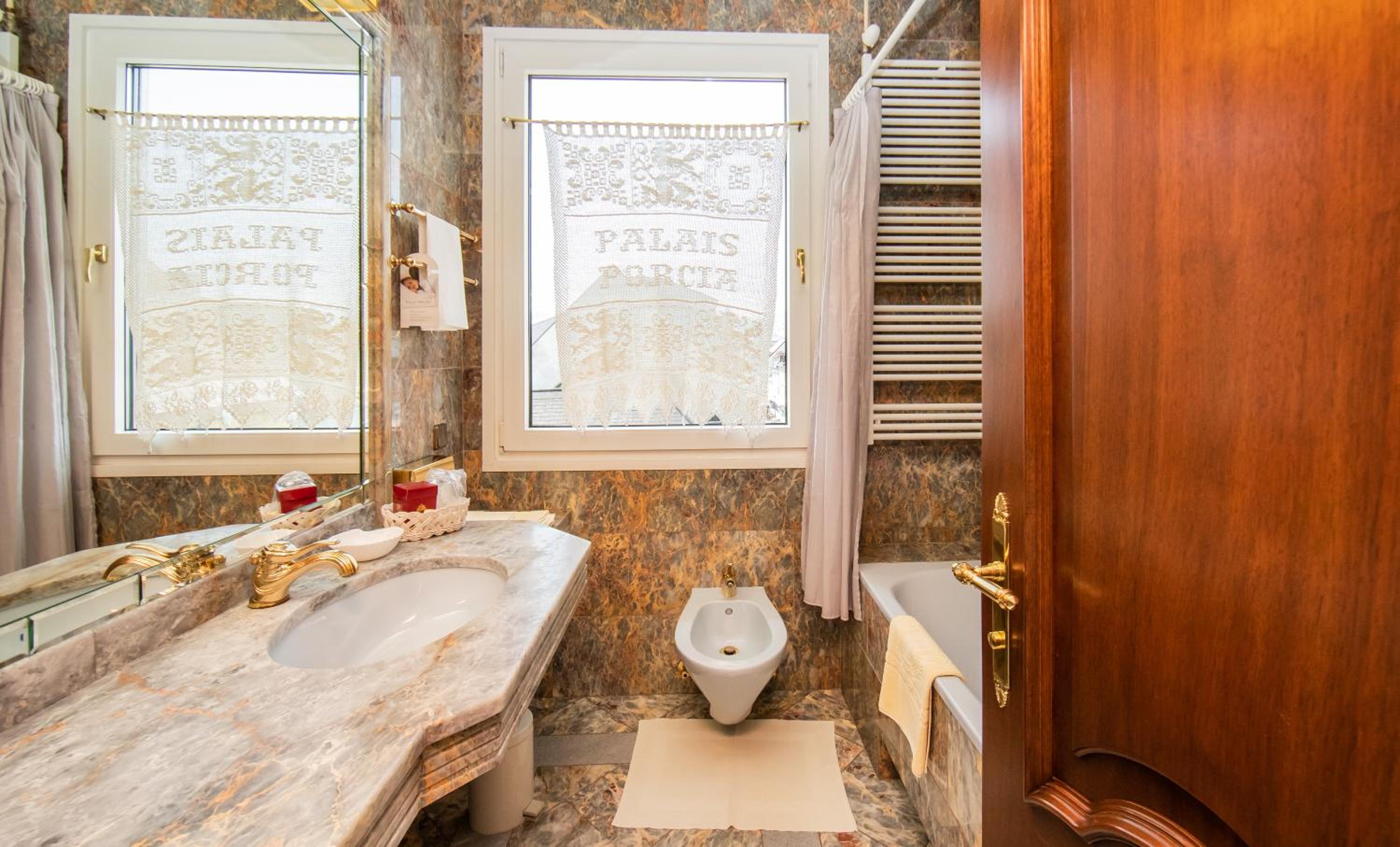 Suite - Photo 16