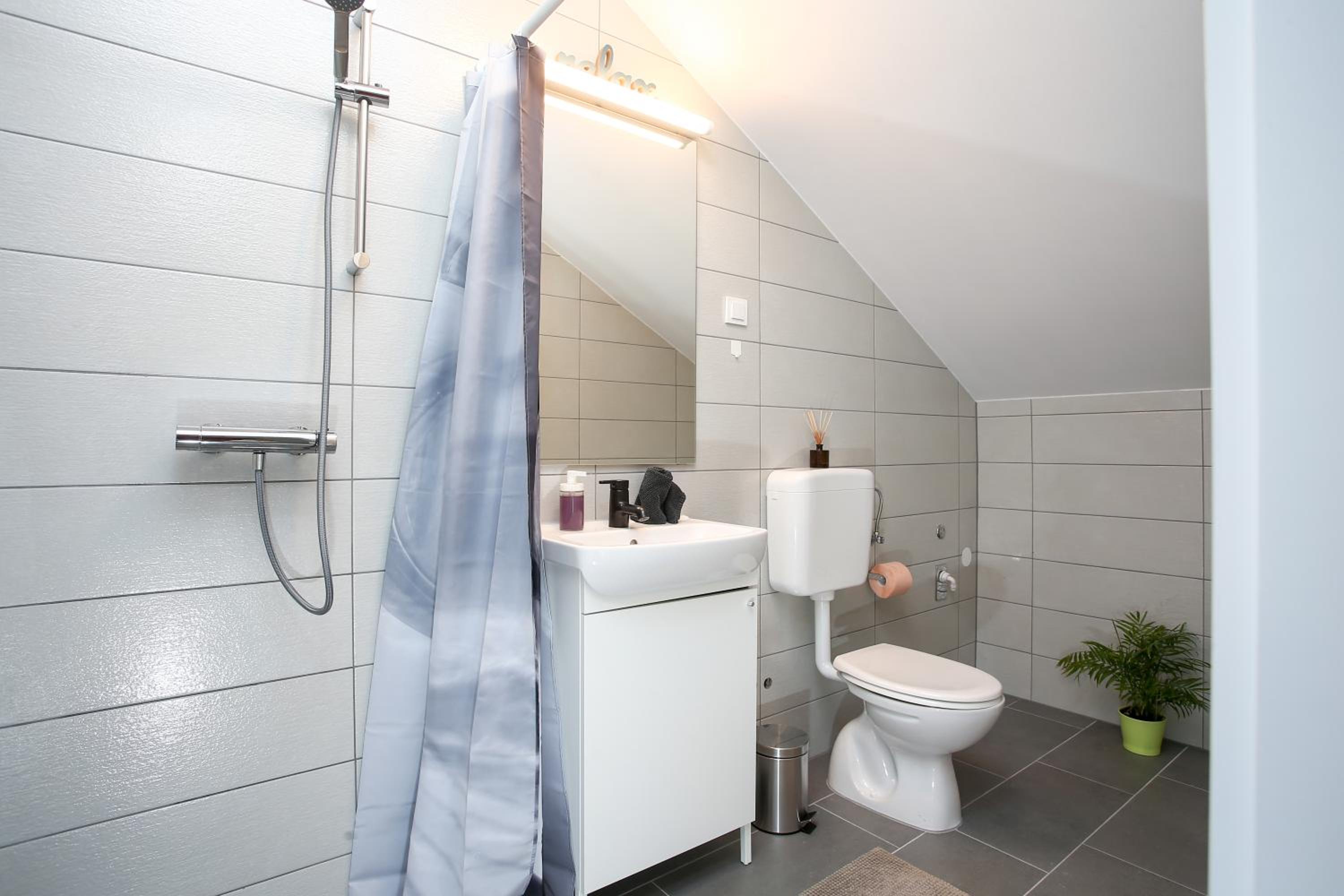 Double Room with Private Bathroom - Photo 8