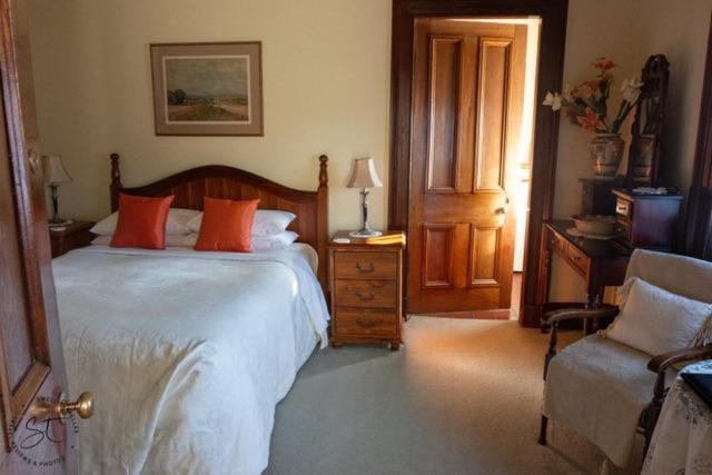 Queen Room photo 2