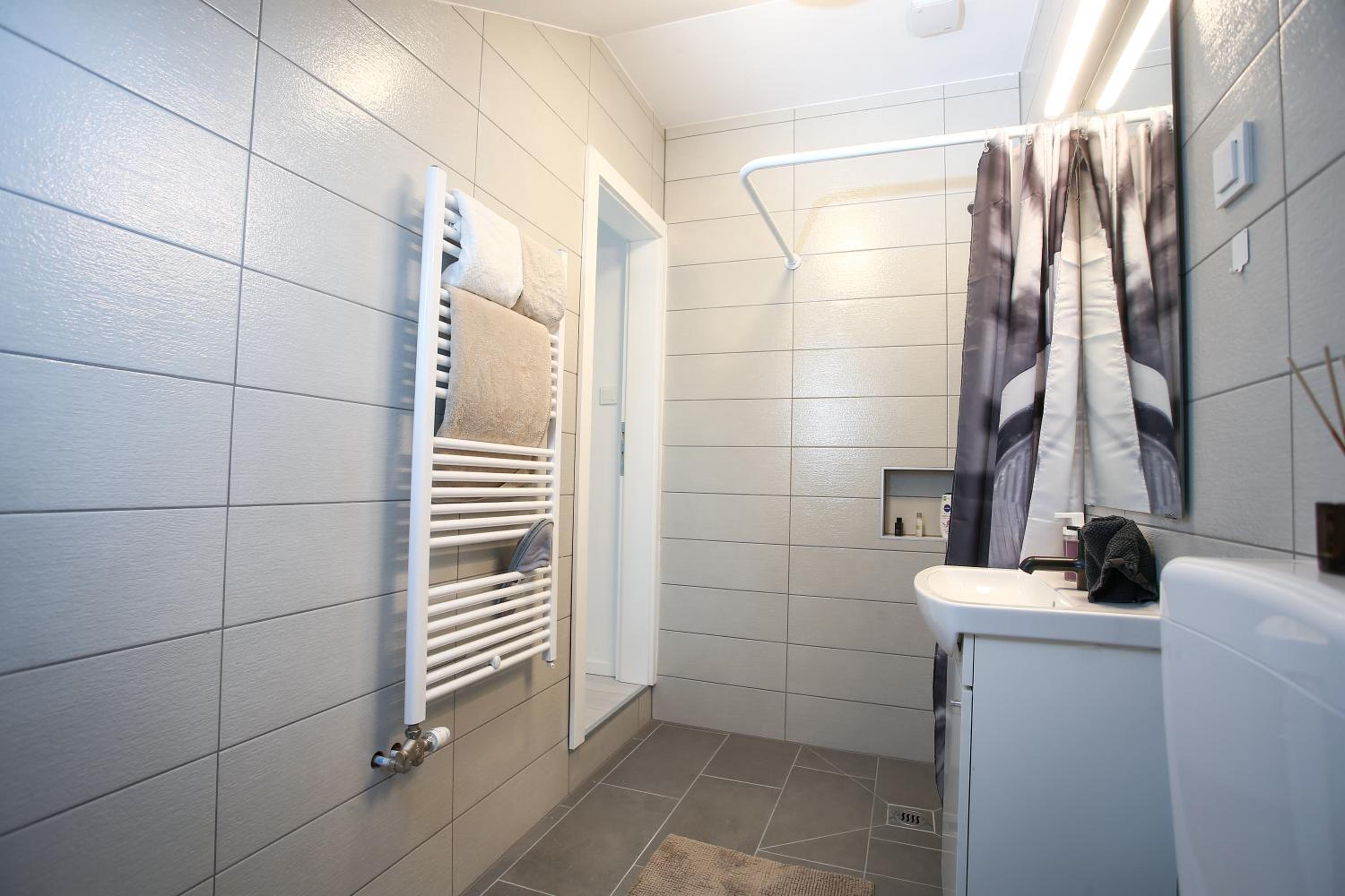 Double Room with Private Bathroom - Photo 6