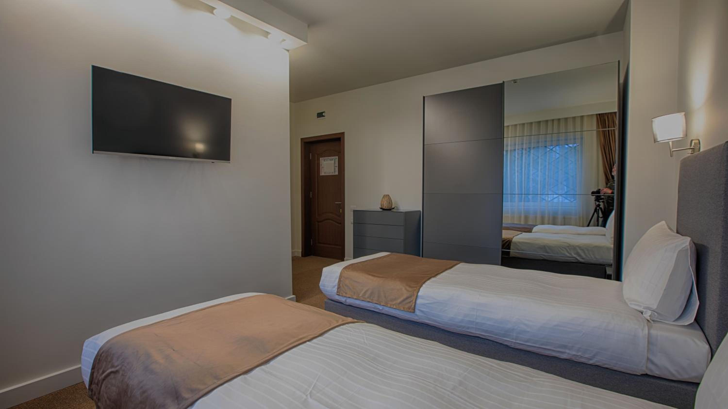 Twin Room with Bathroom - Photo 5