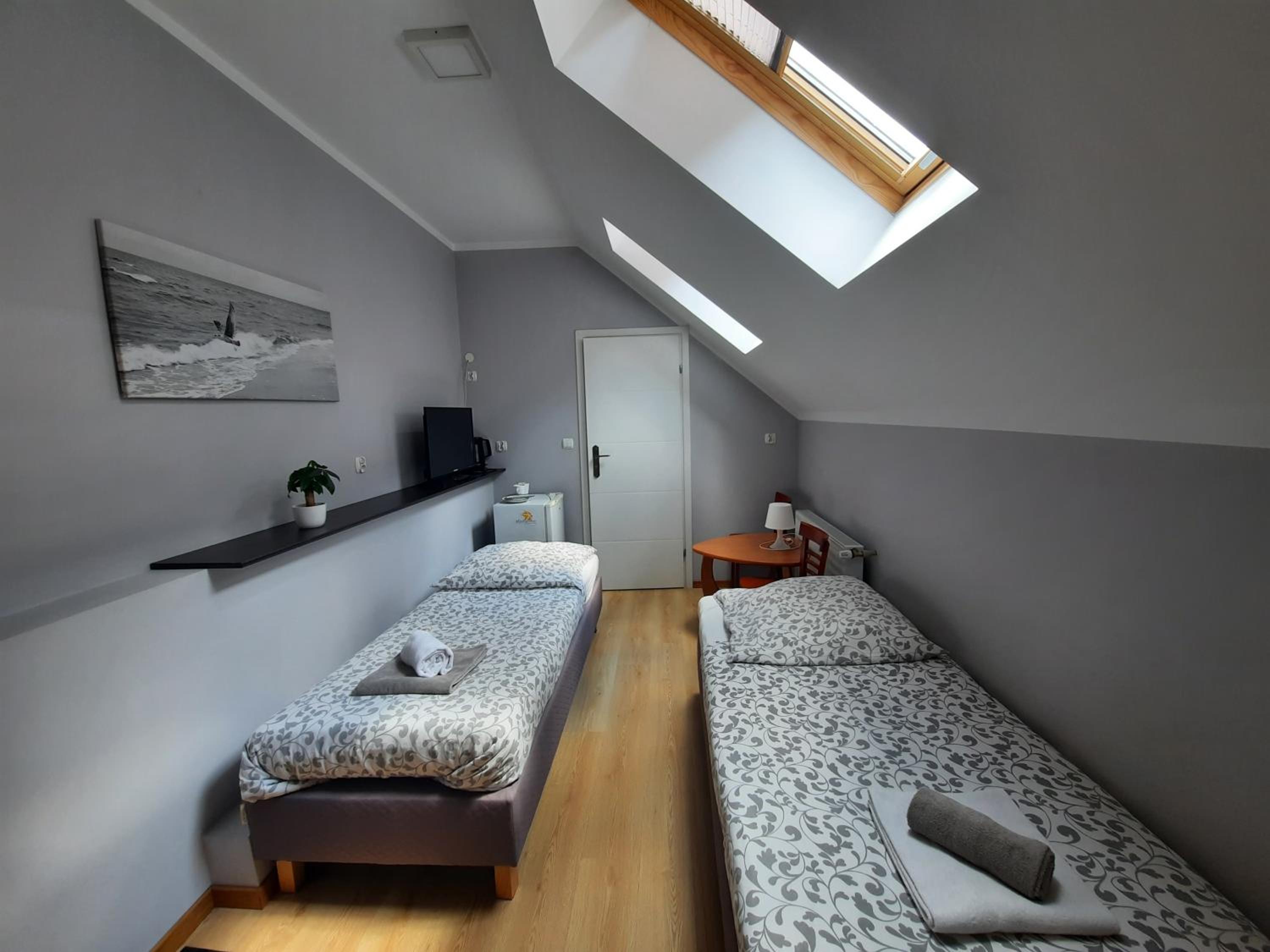 Small Twin Room - Photo 1