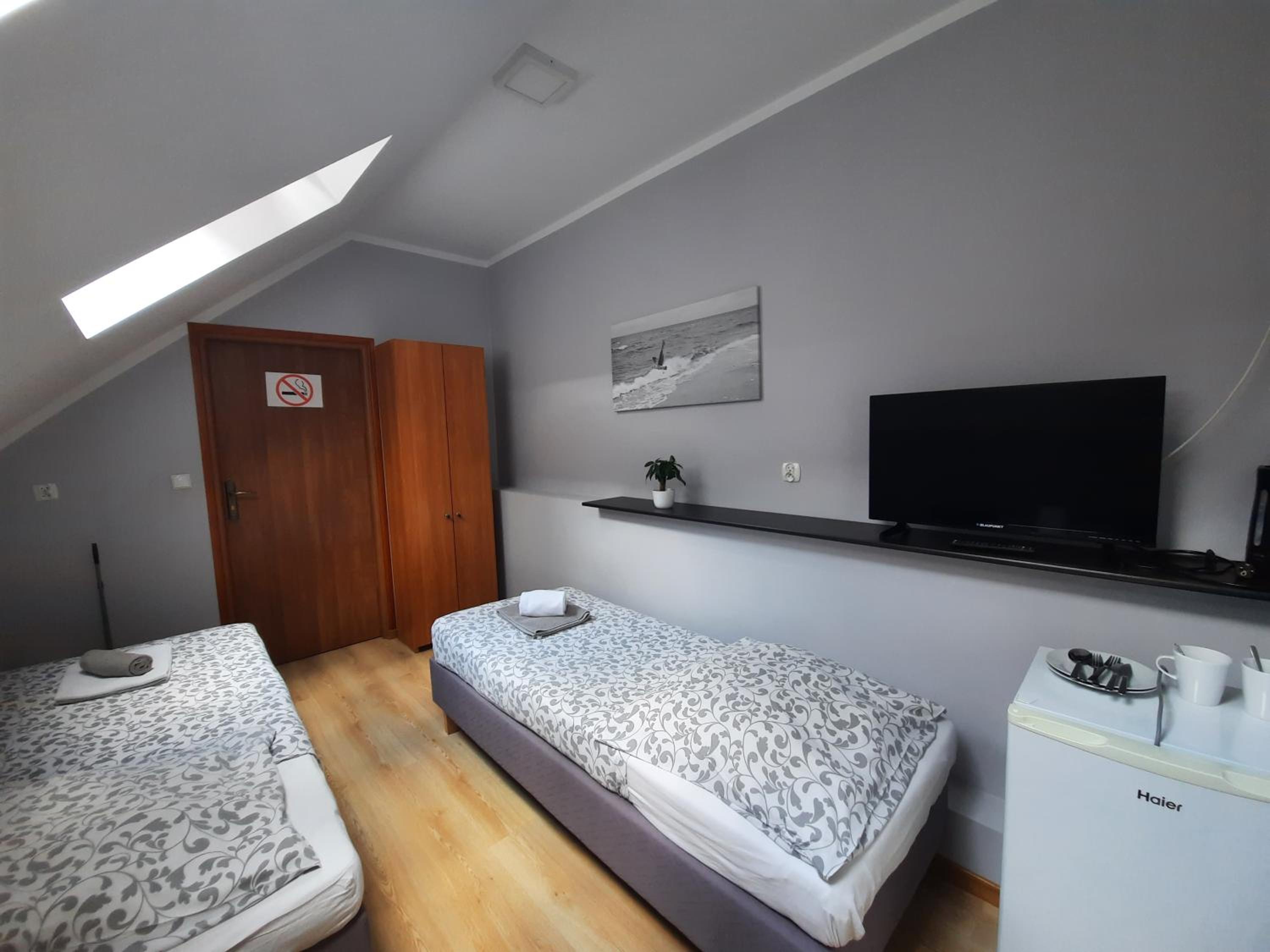 Small Twin Room - Photo 3