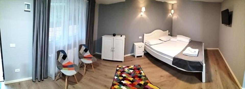 Double Room with Private Bathroom - Photo 9