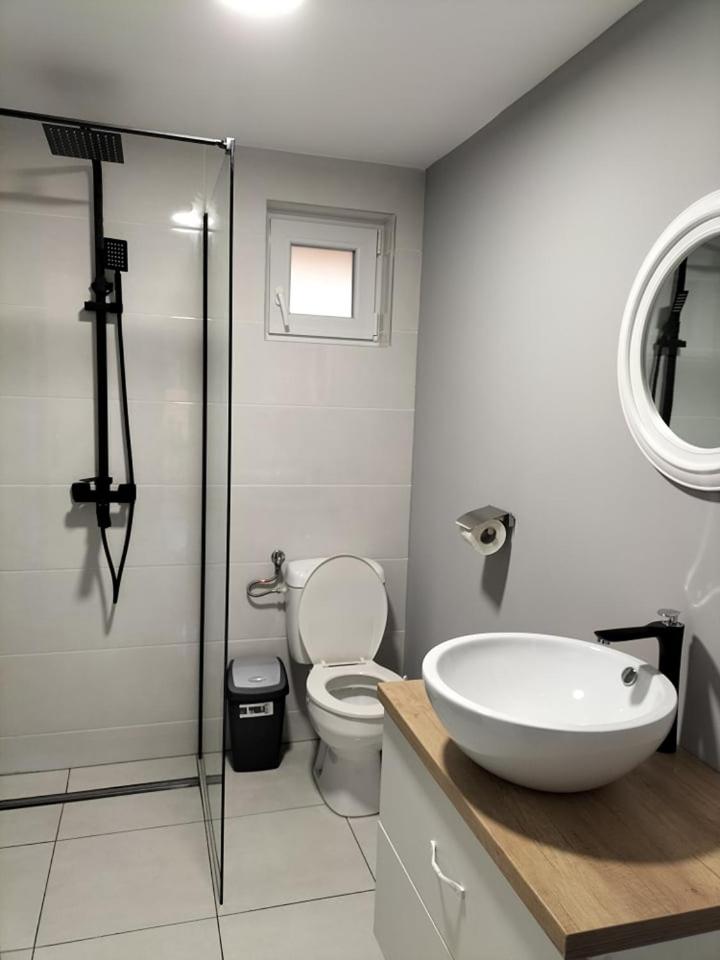 Five-Bedroom House - Photo 15