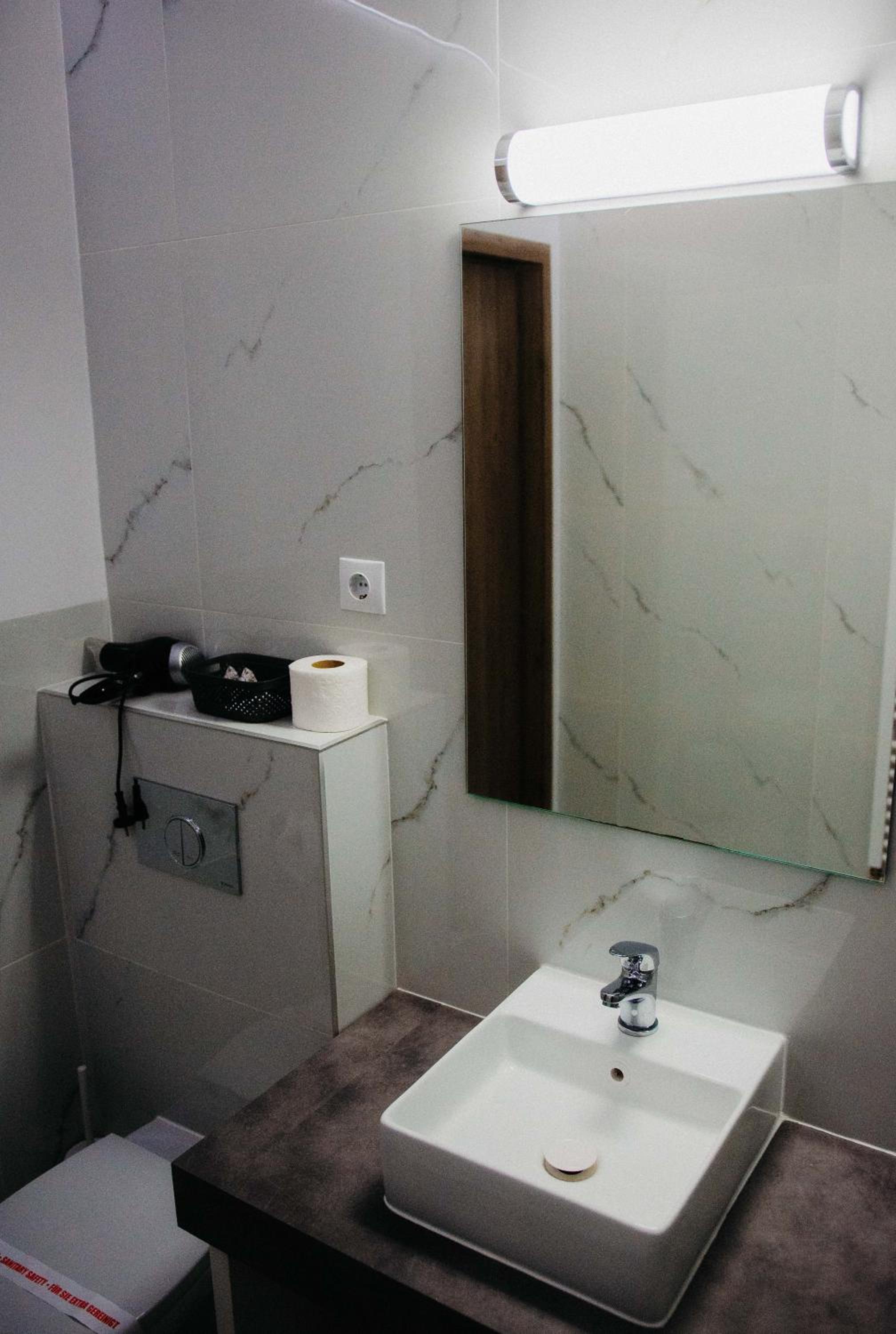 Deluxe Queen Room - Photo 7