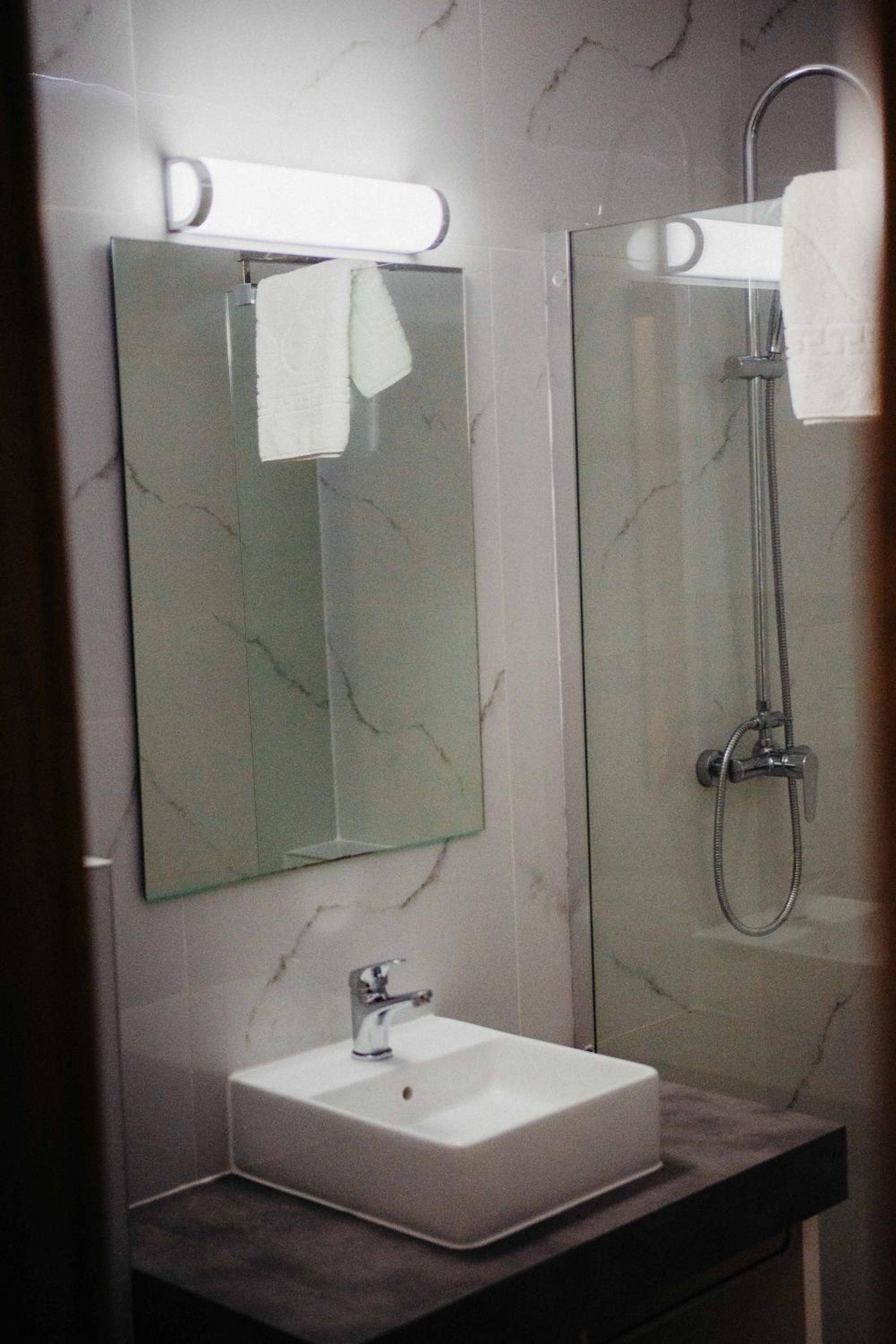 Deluxe Queen Room - Photo 6
