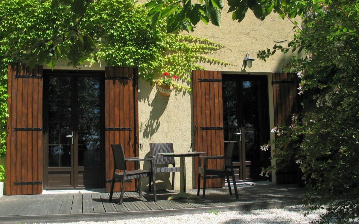 Family Room with Garden View - Photo 2