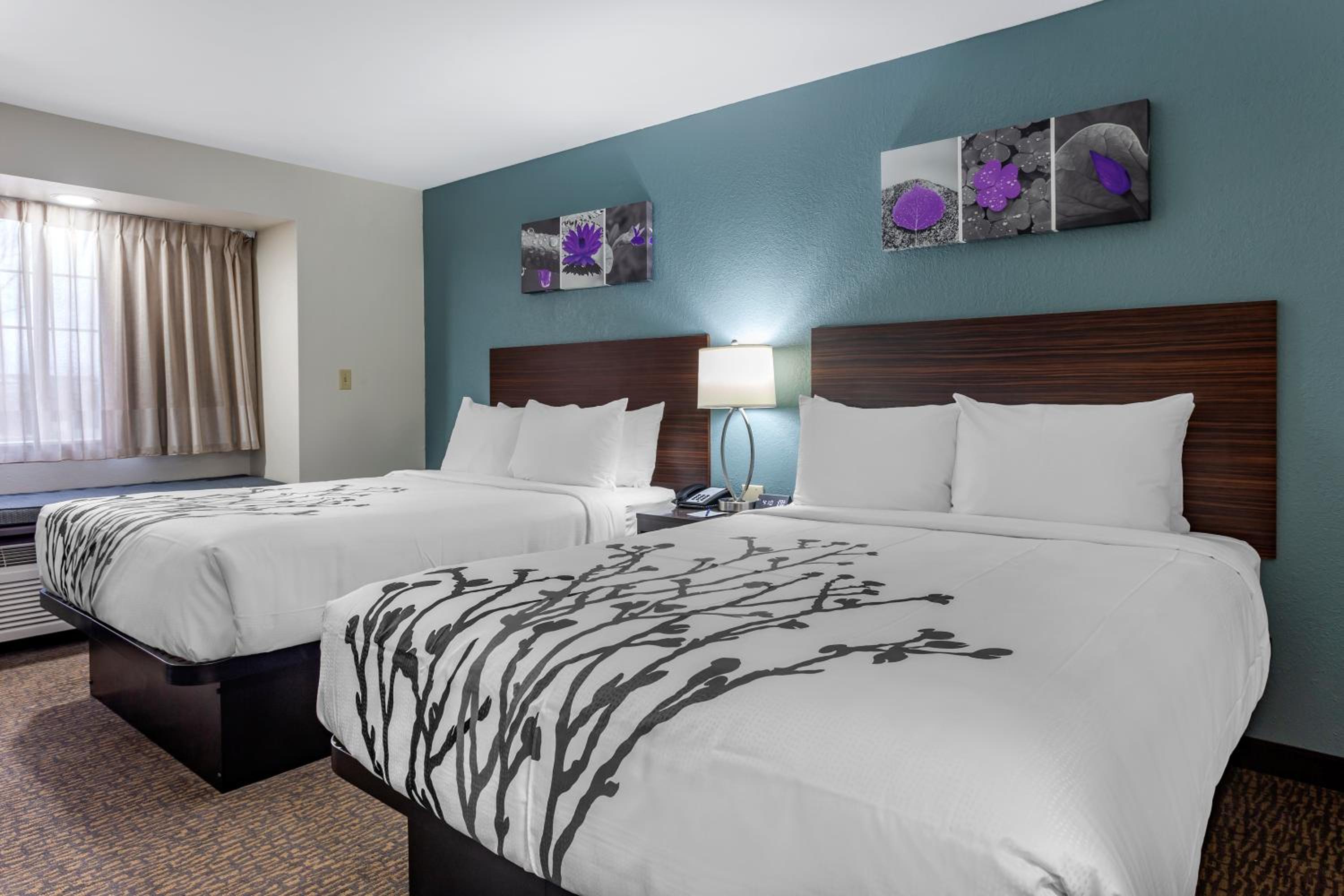 Queen Room with Two Queen Beds - Non-Smoking - Photo 3