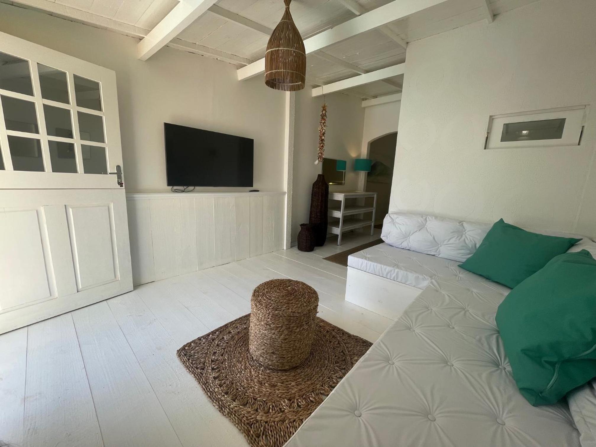 Queen Suite with Pool View photo 2