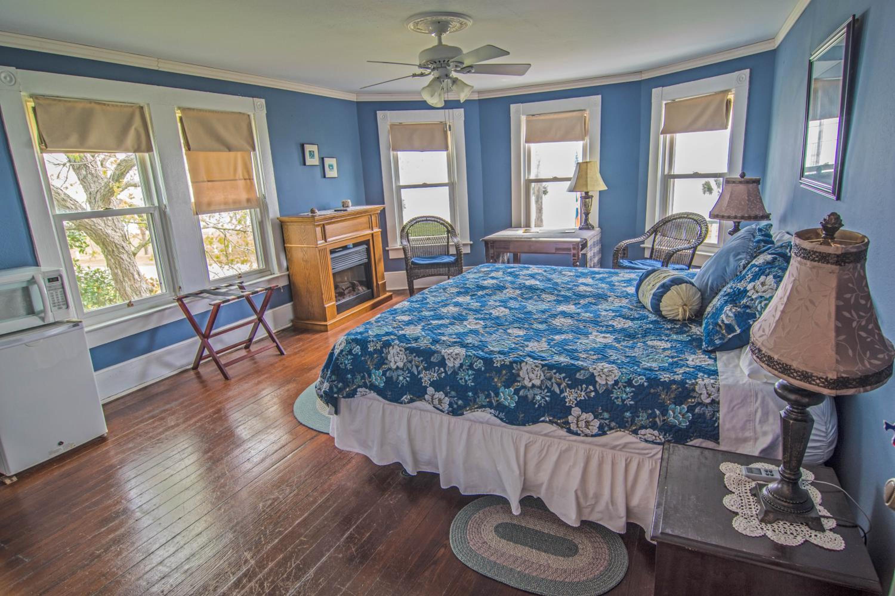 Deluxe King Room photo 1
