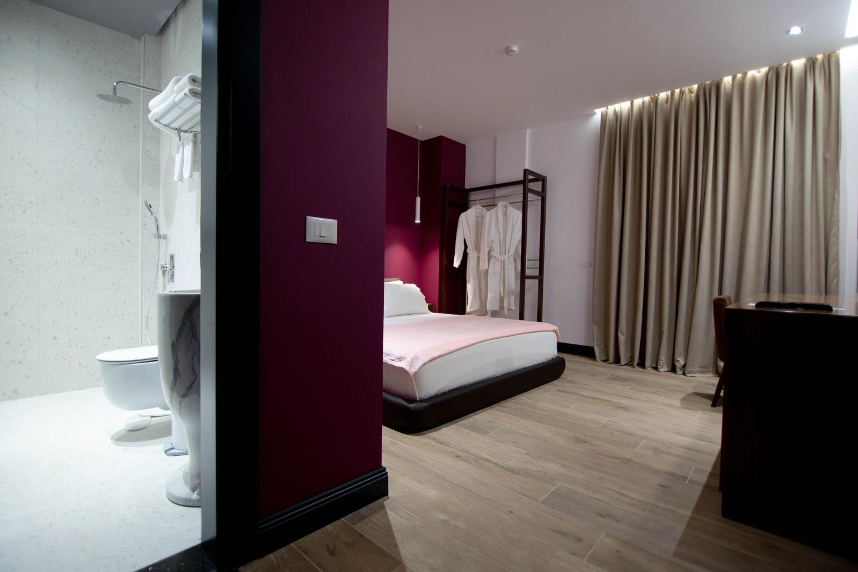 Deluxe Double Room with Balcony photo 3