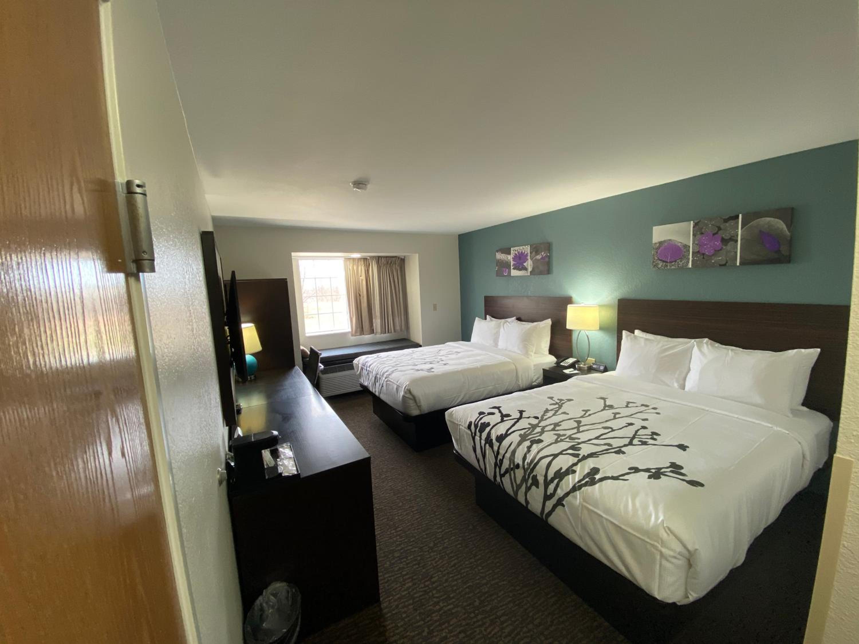 Queen Room with Two Queen Beds - Non-Smoking - Photo 2