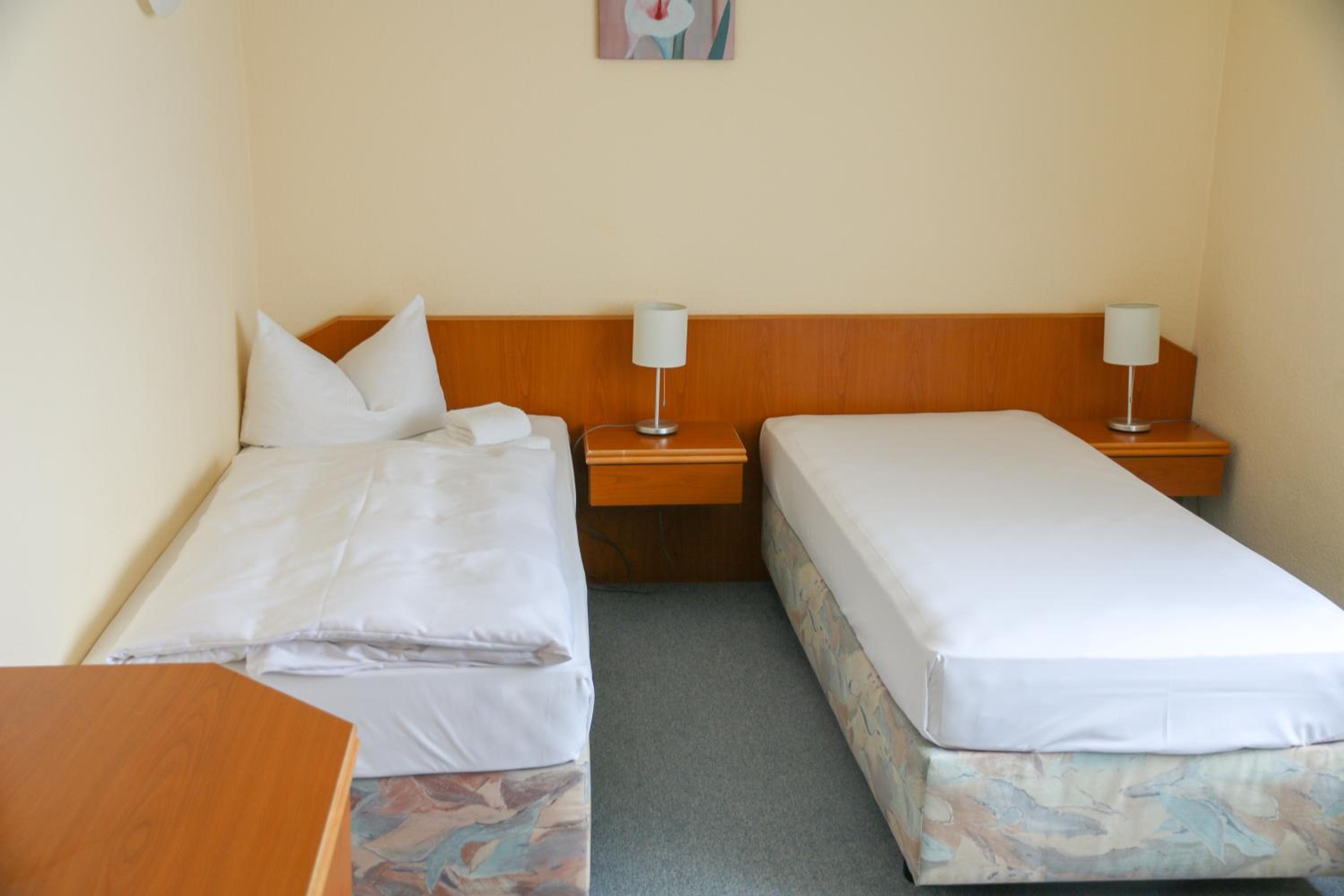 Economy Twin Room photo 2