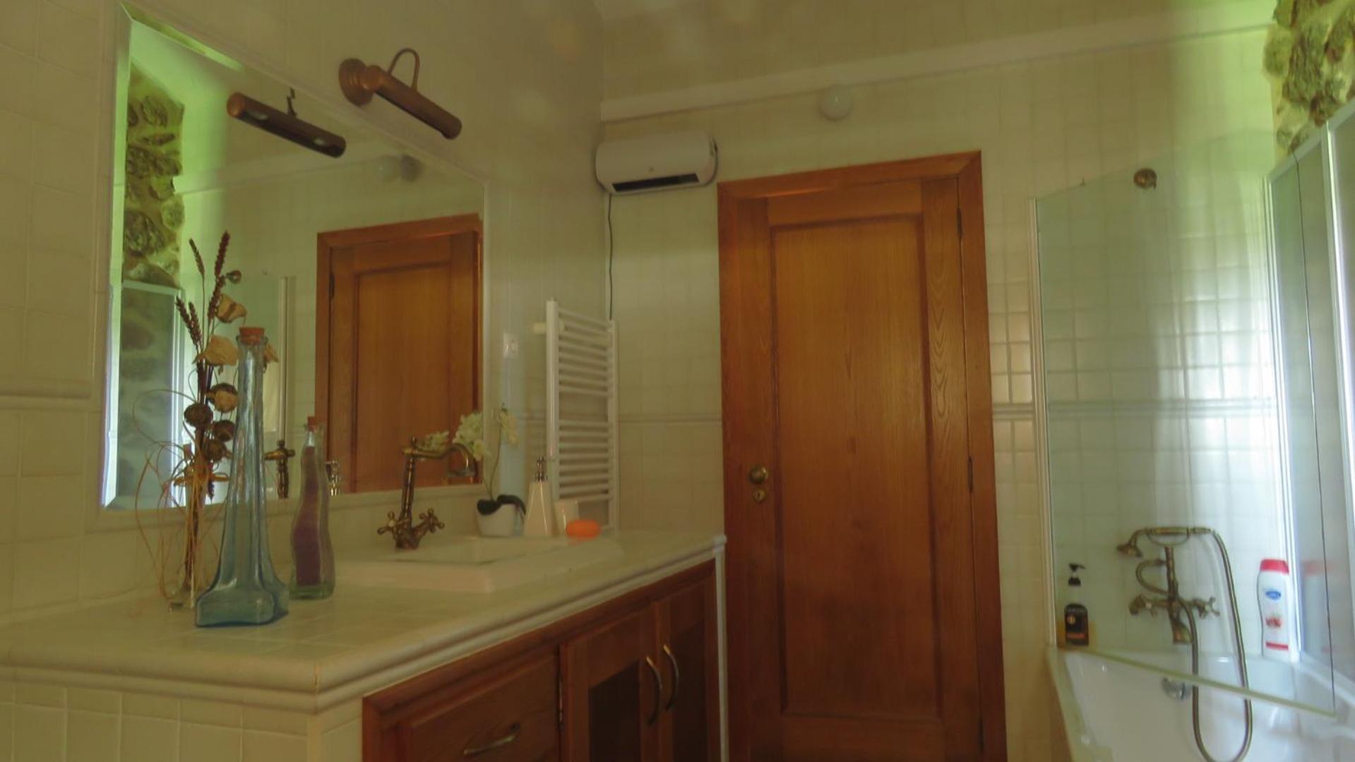 Double Room with Private Bathroom - Photo 2