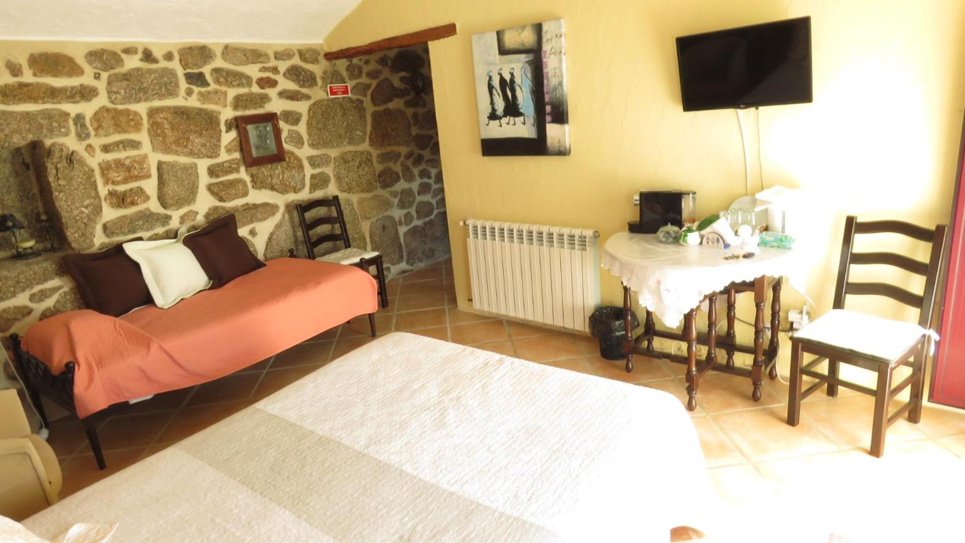 Double Room with Private Bathroom - Photo 11