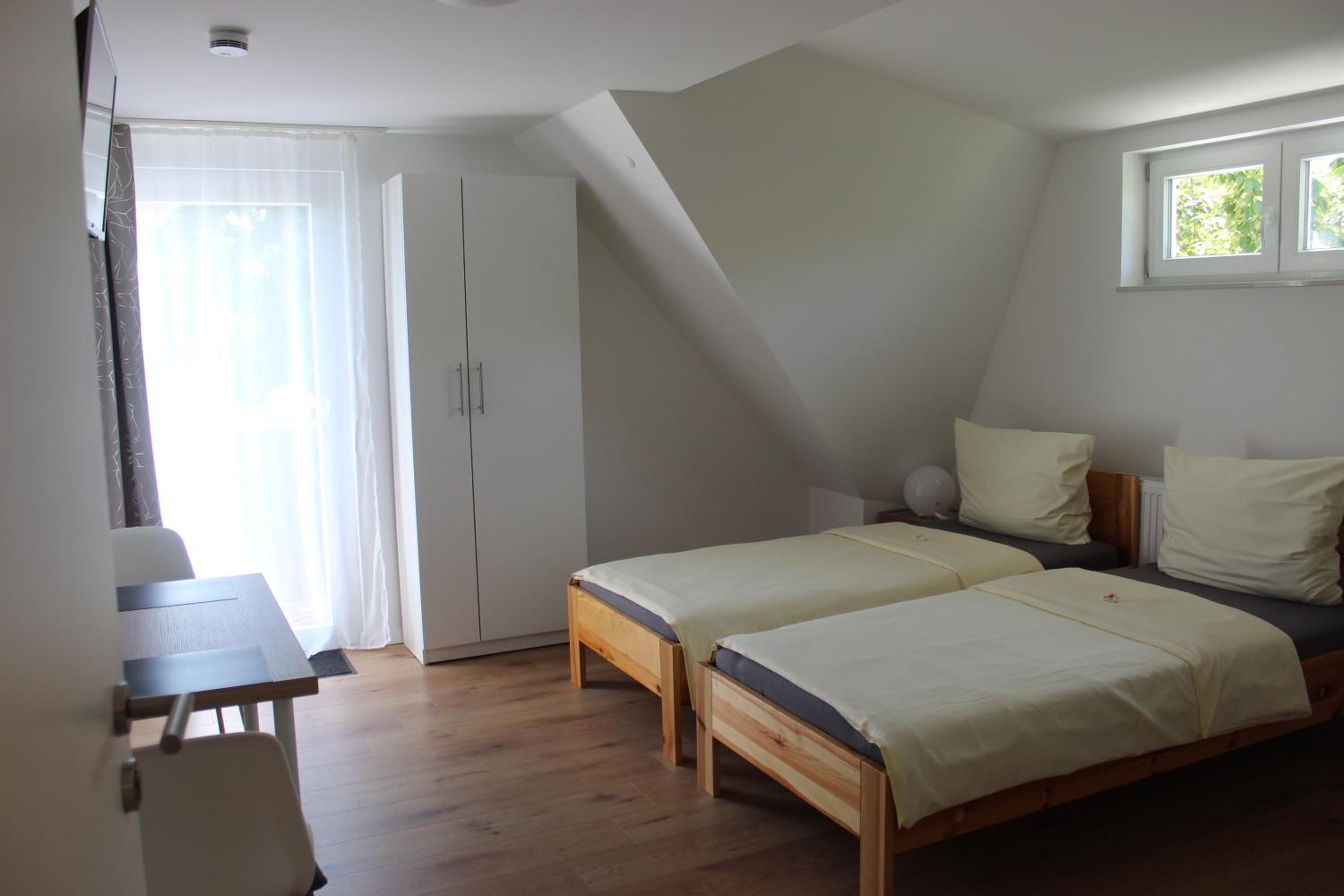 Twin Room with Private Bathroom - Photo 22