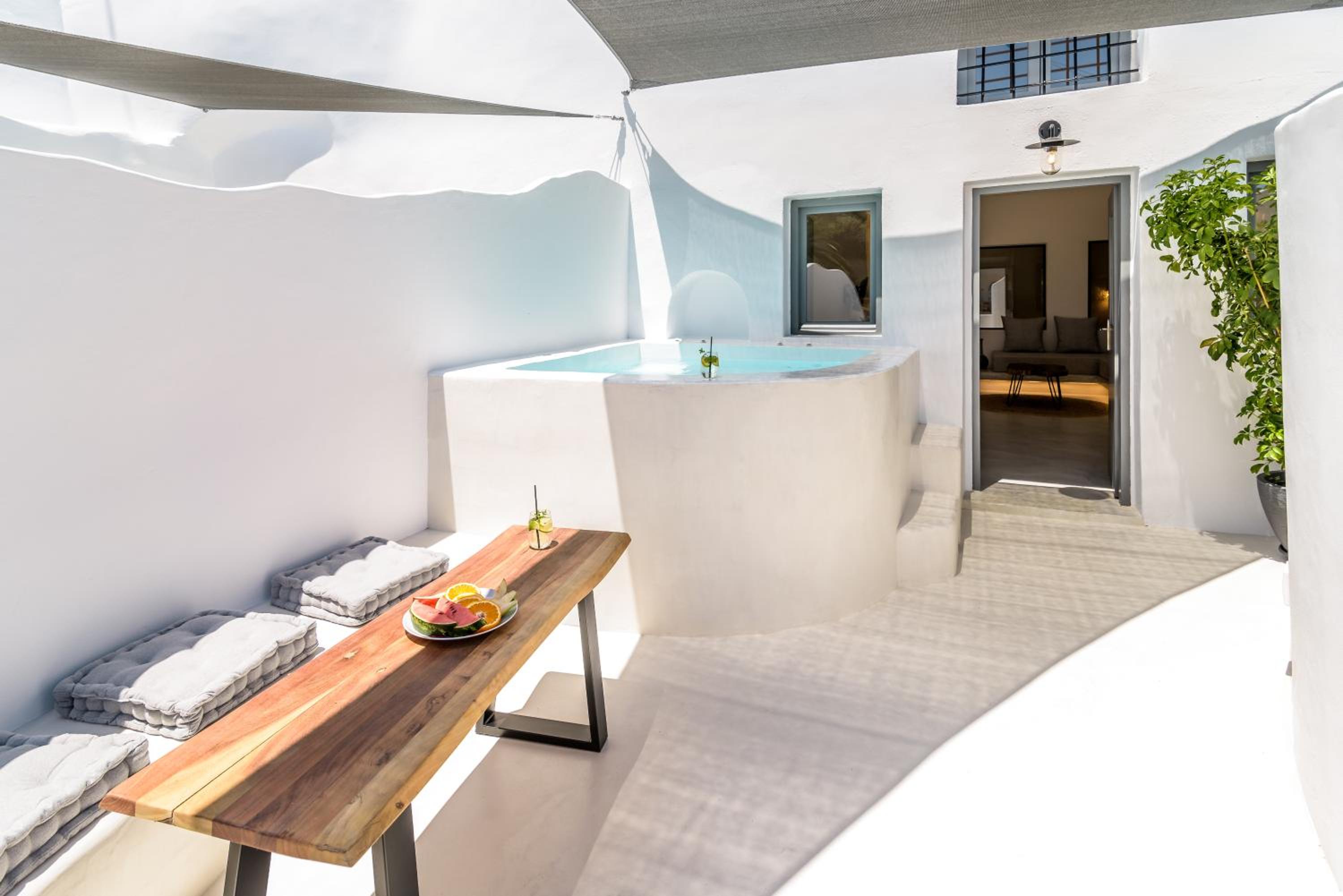 Grand Suite with Outdoor Hot Tub - Photo 4