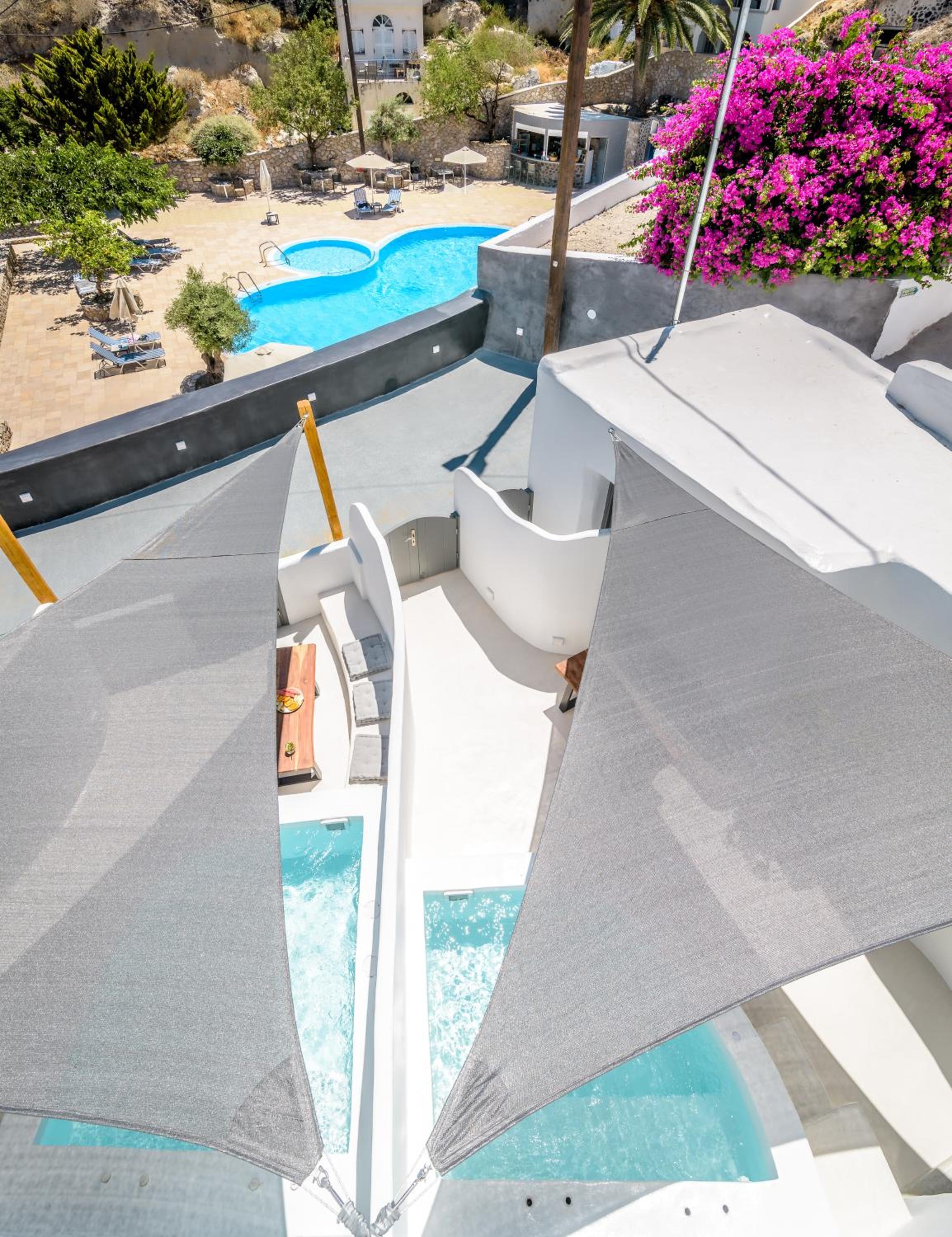 Grand Suite with Outdoor Hot Tub - Photo 9