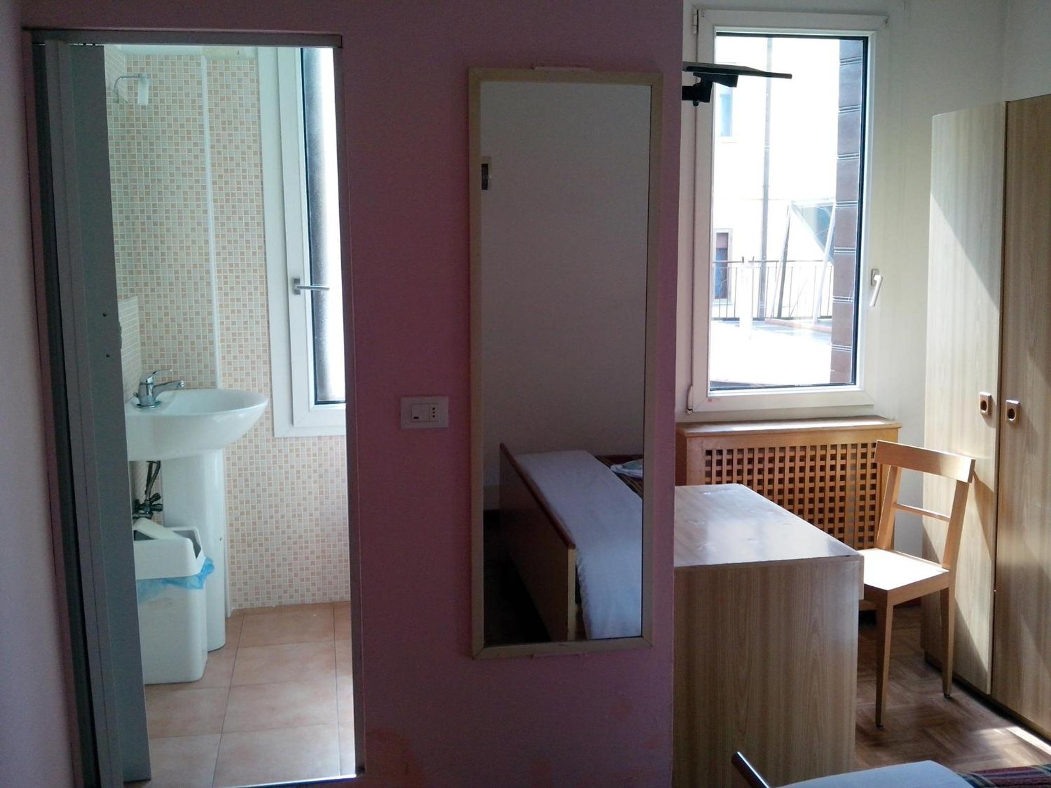 Quadruple Room with Private Bathroom - Photo 4