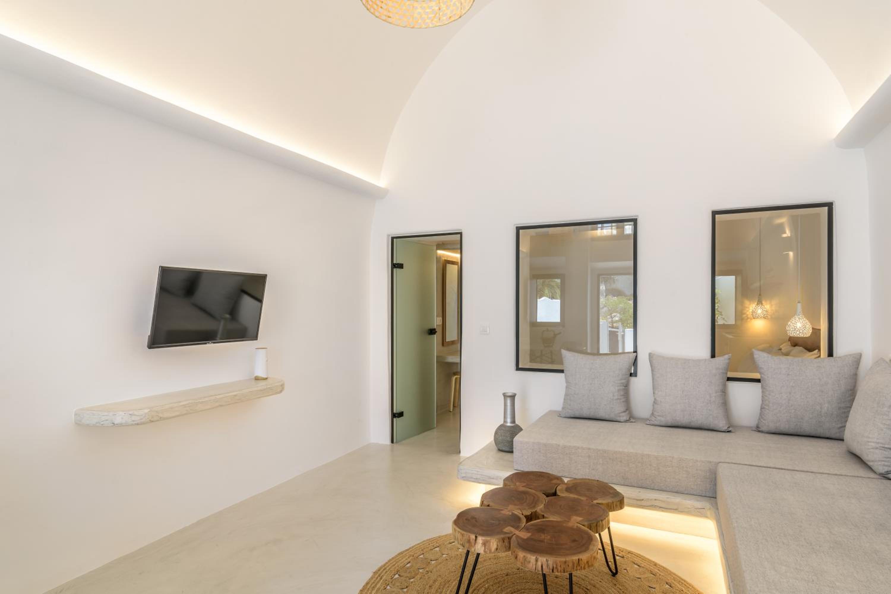 Grand Suite with Outdoor Hot Tub - Photo 17