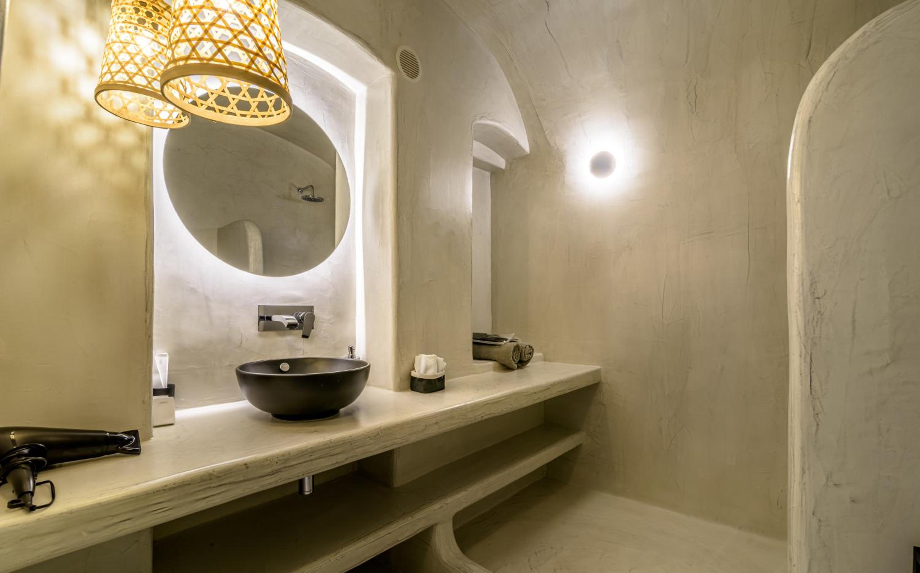 Grand Suite with Outdoor Hot Tub - Photo 10