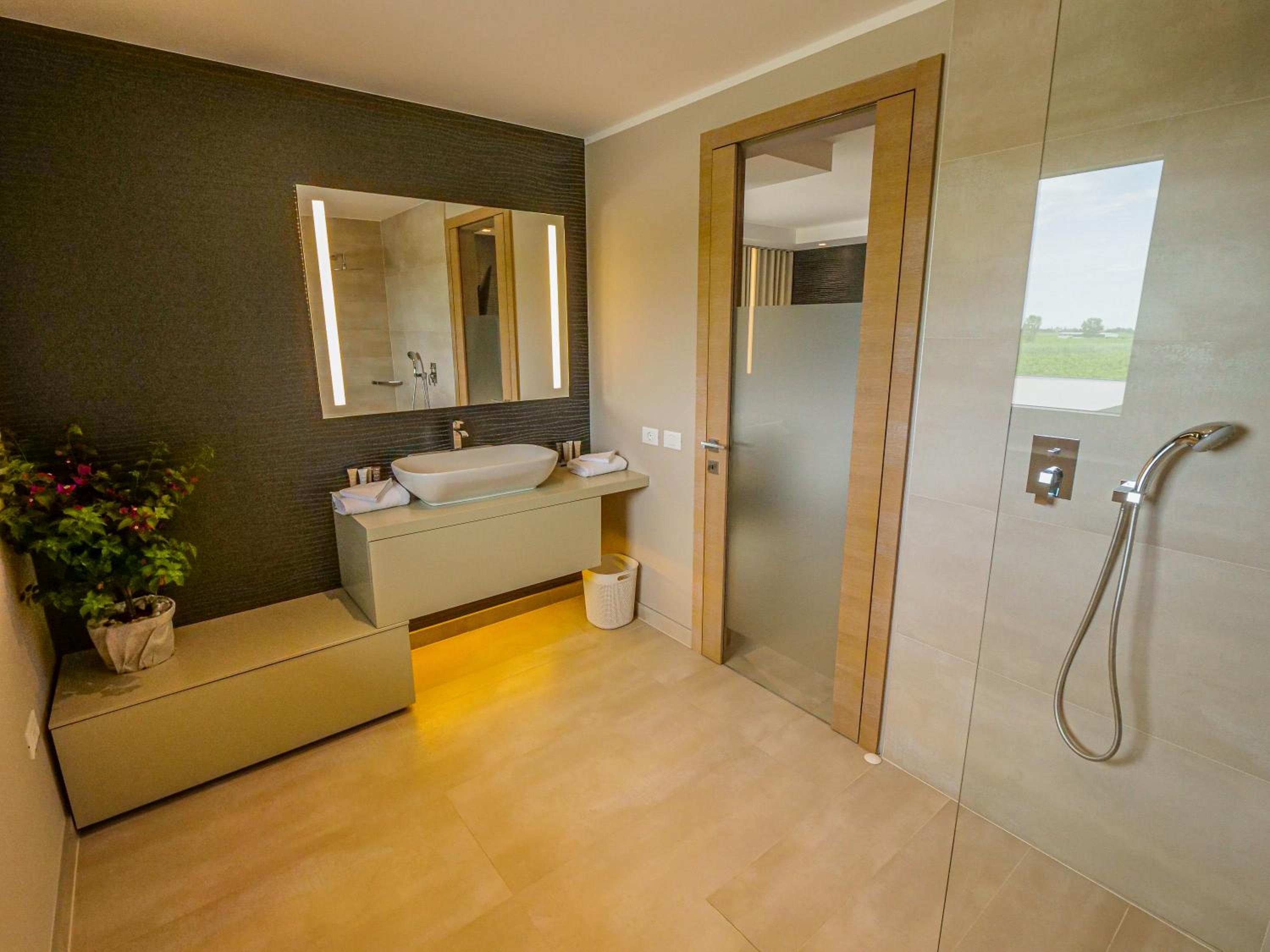 Deluxe Double Room with Balcony photo 3