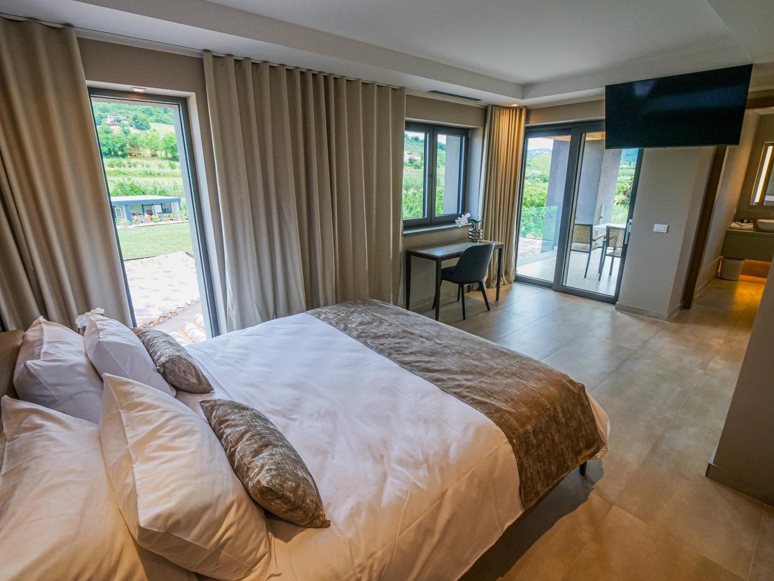 Deluxe Double Room with Balcony photo 3