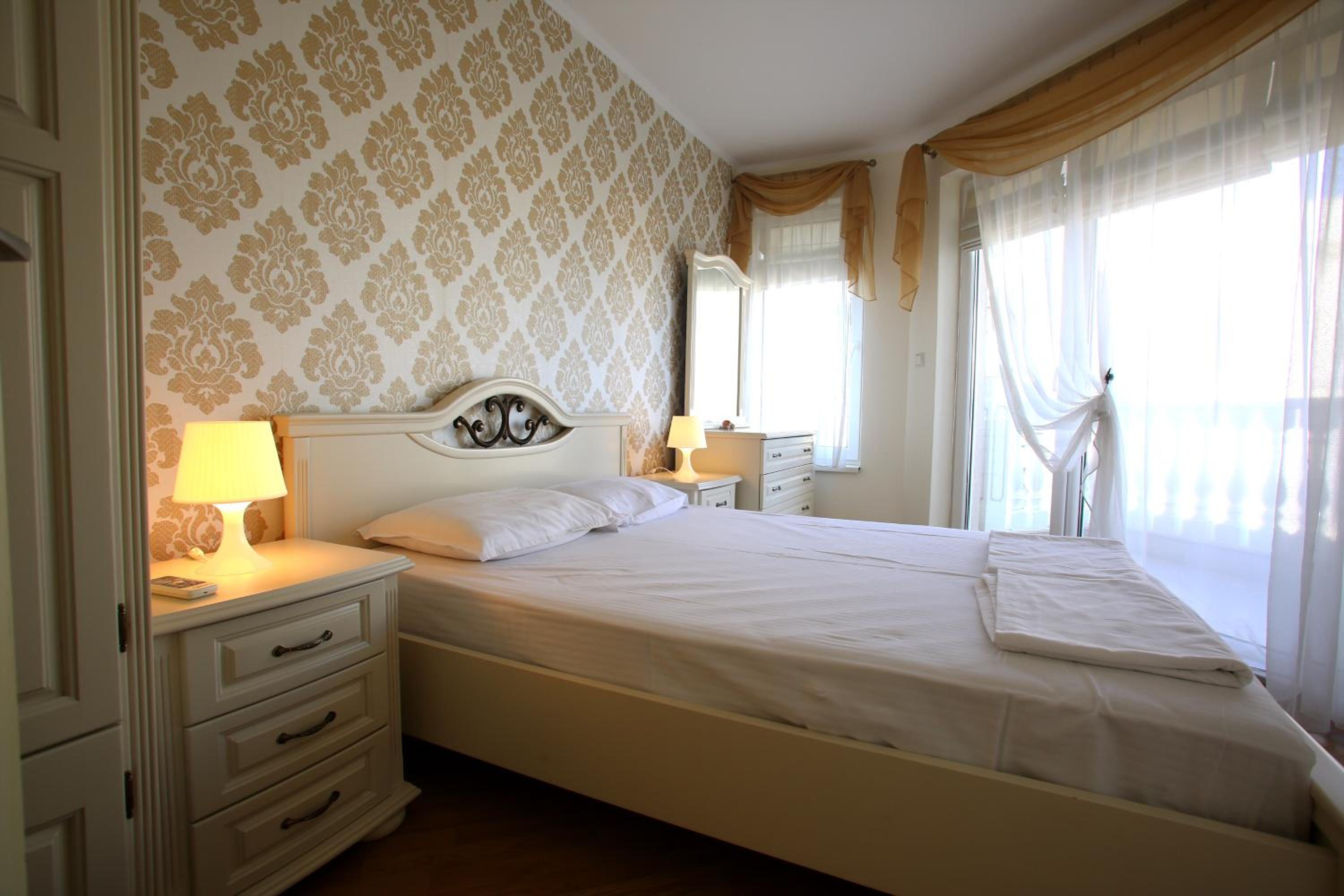 Deluxe Two-Bedroom Apartment with Balcony and Partial Sea View photo 2