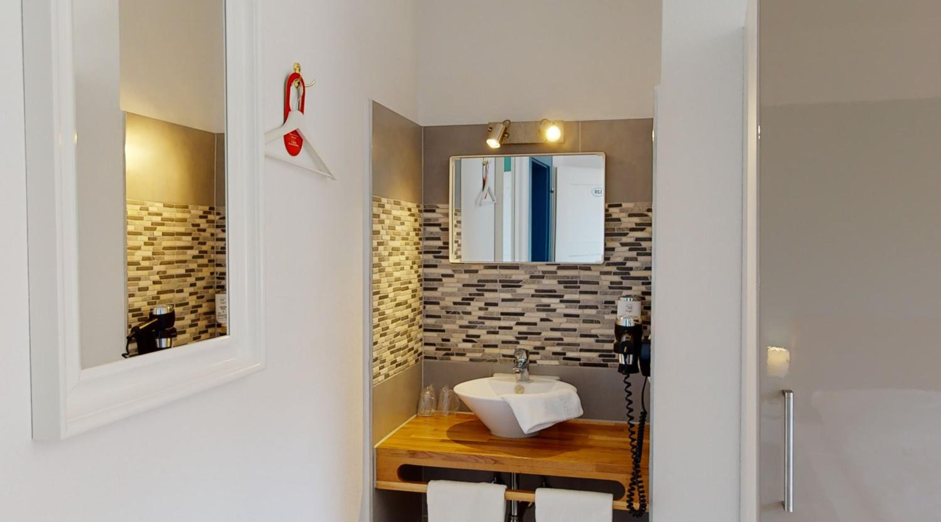 Budget Double Room - Photo 14