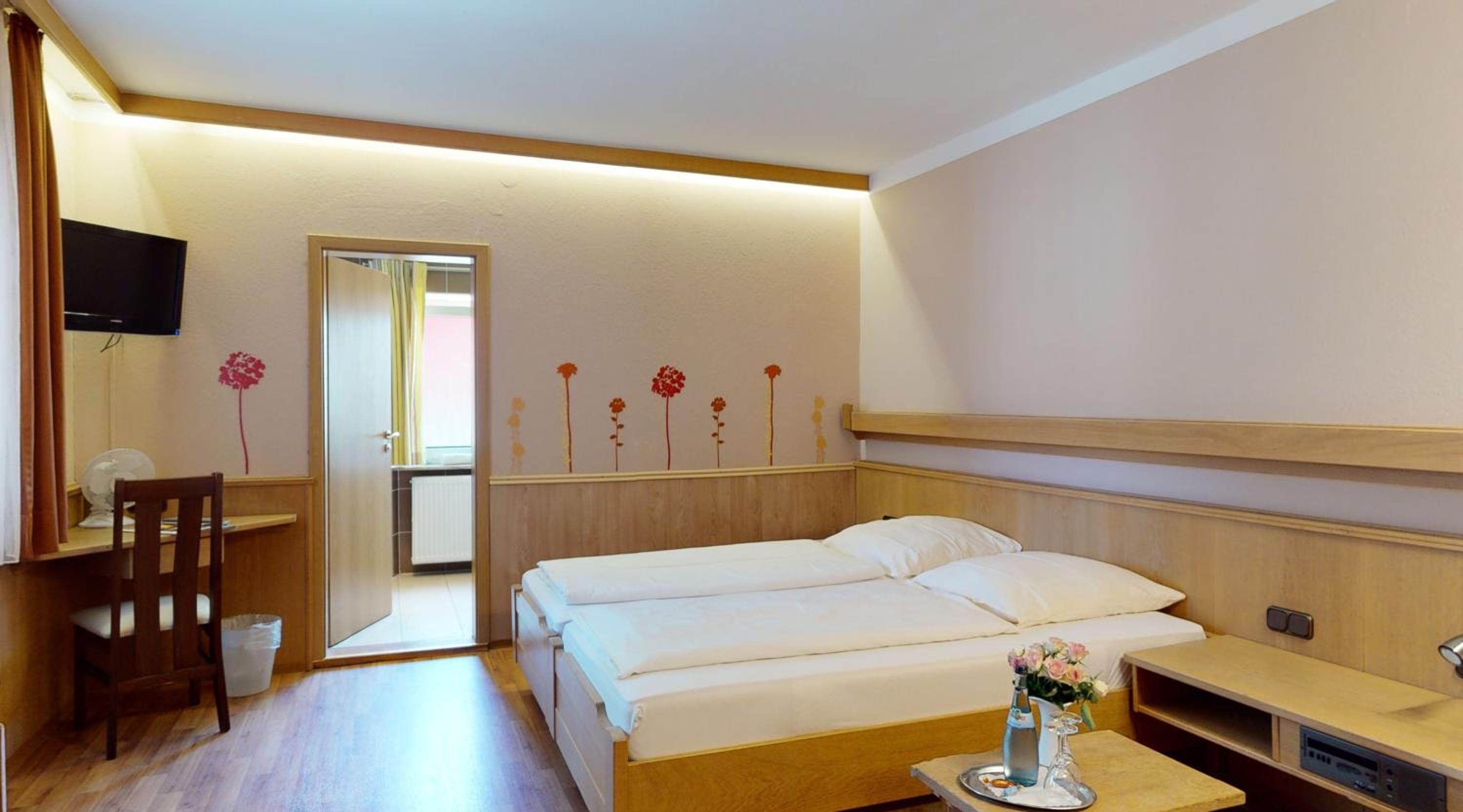 Standard Double Room - Photo 9