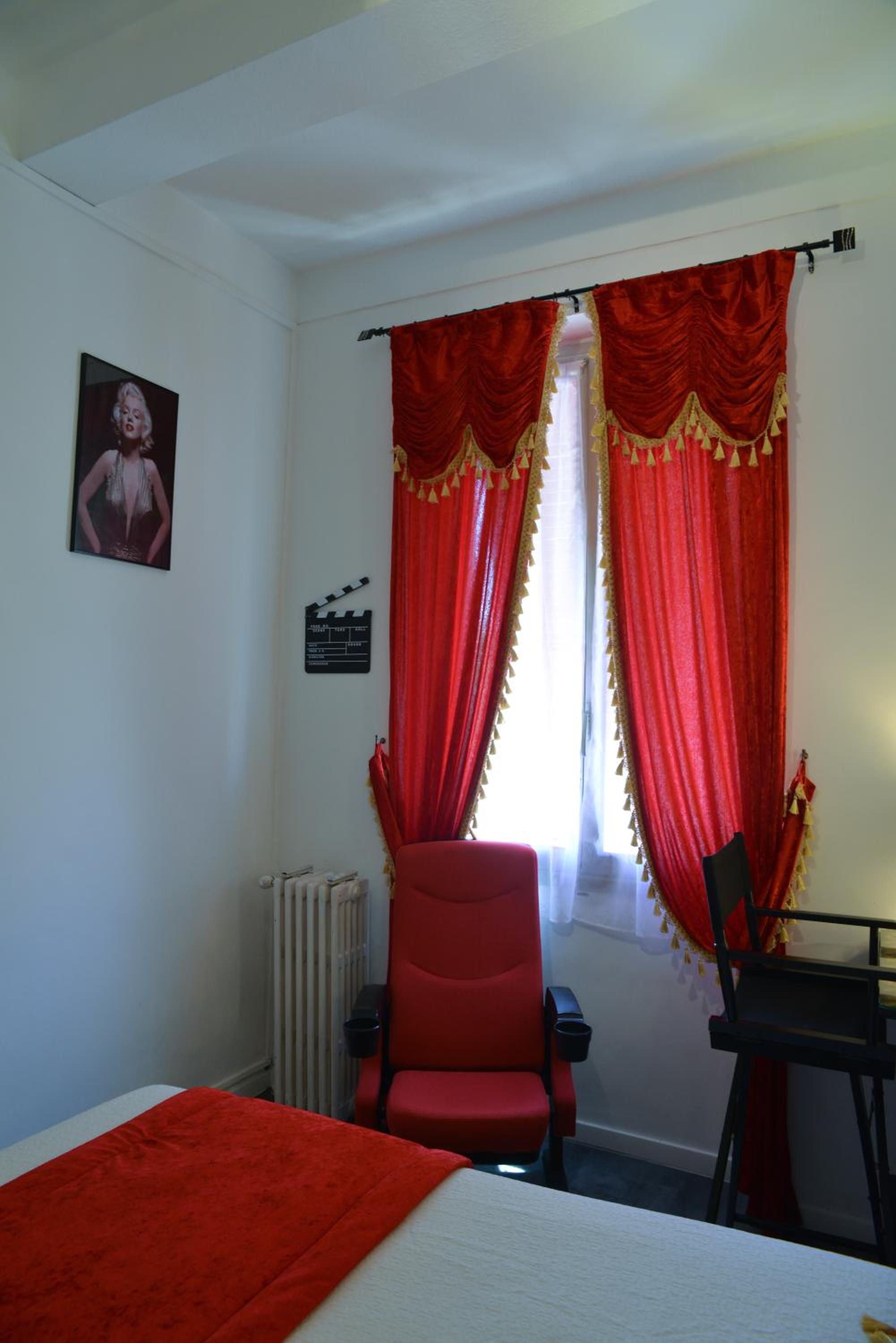 Standard Double Room - Photo 12