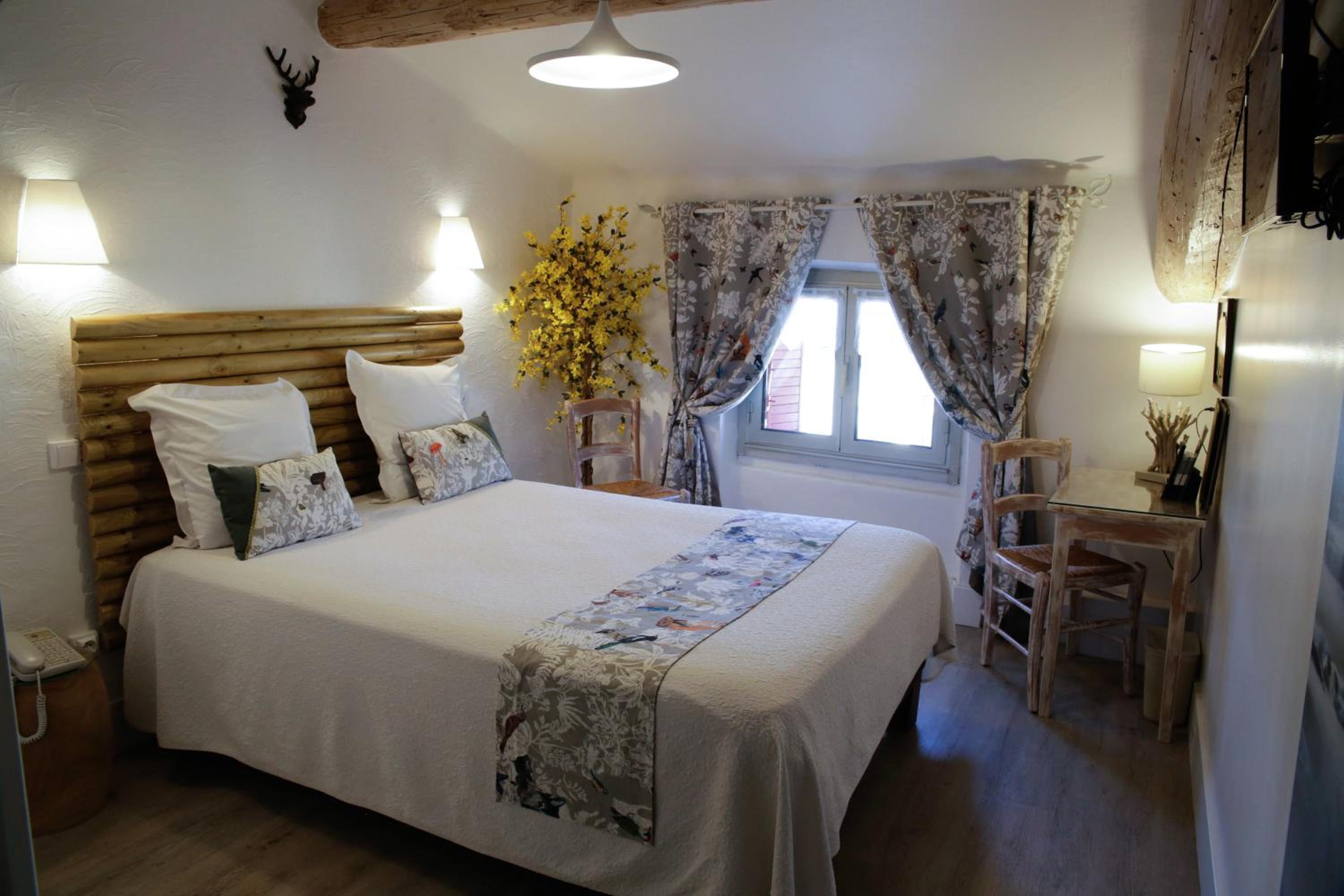 Standard Double Room - Photo 11