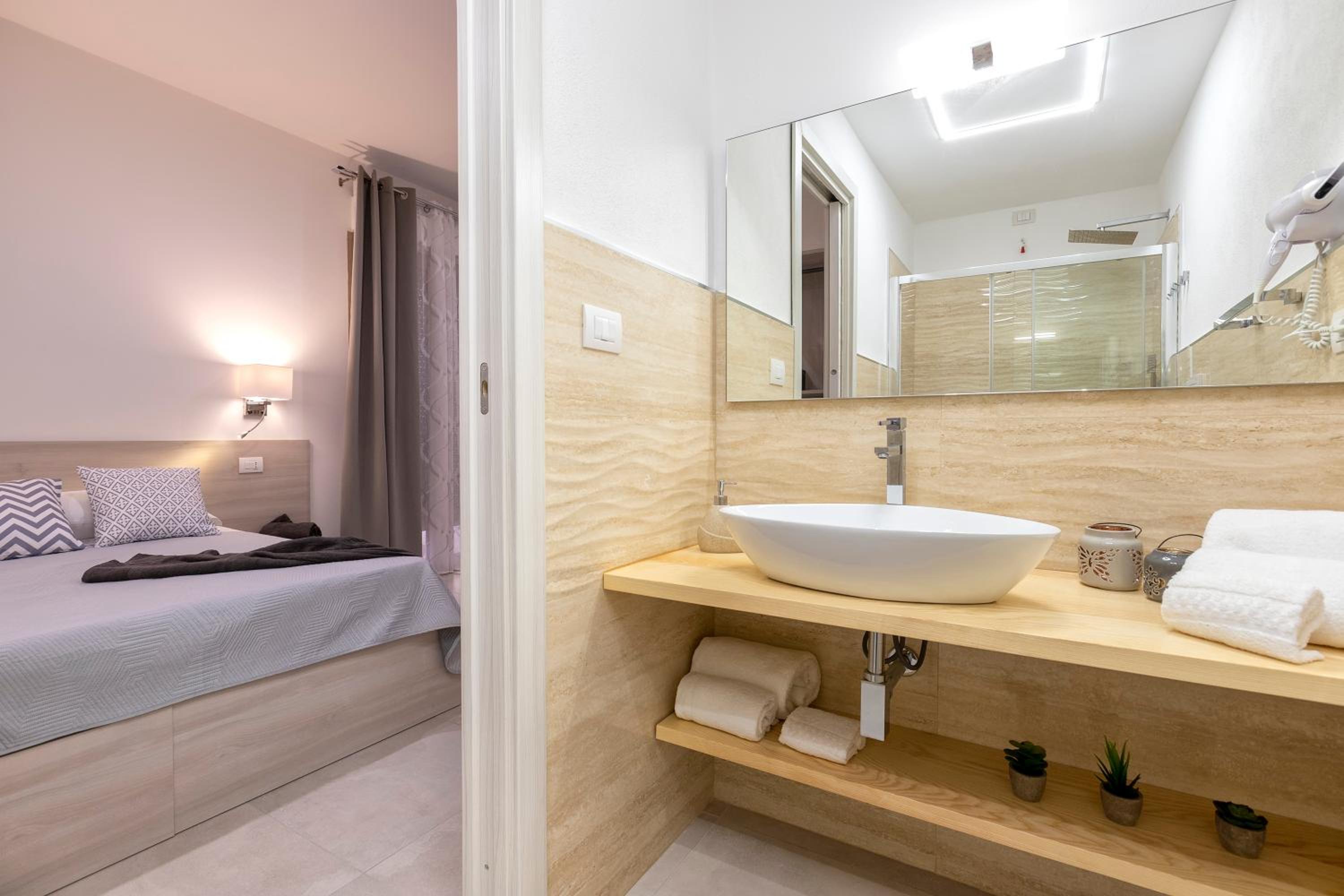 Deluxe Double or Twin Room with Spa Bath photo 2