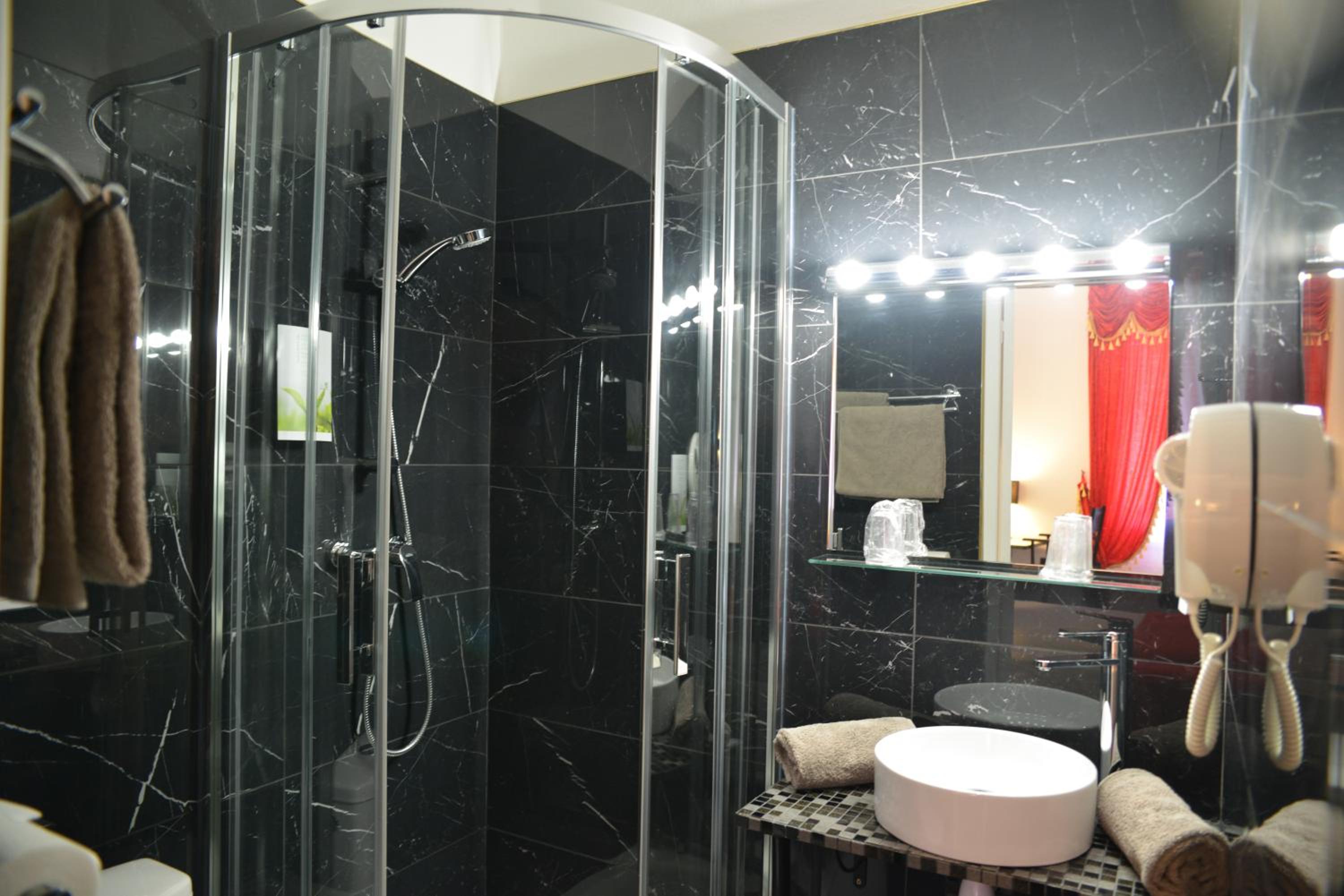 Standard Double Room - Photo 10